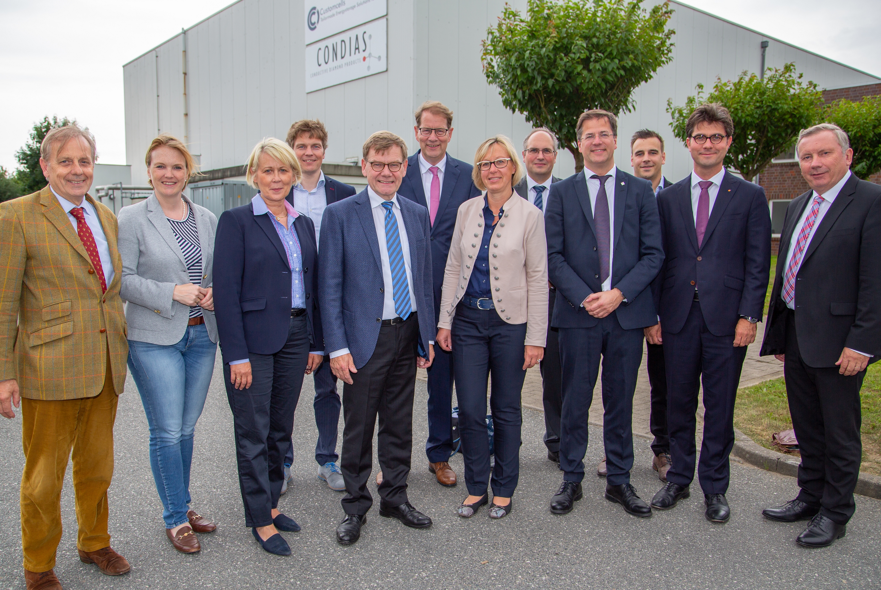 Die Landesgruppe der CDU-Bundestagsabgeordneten sowie Vertreter des Fraunhofer ISIT bei der Firma CCI am High-Tech-Standort Itzehoe