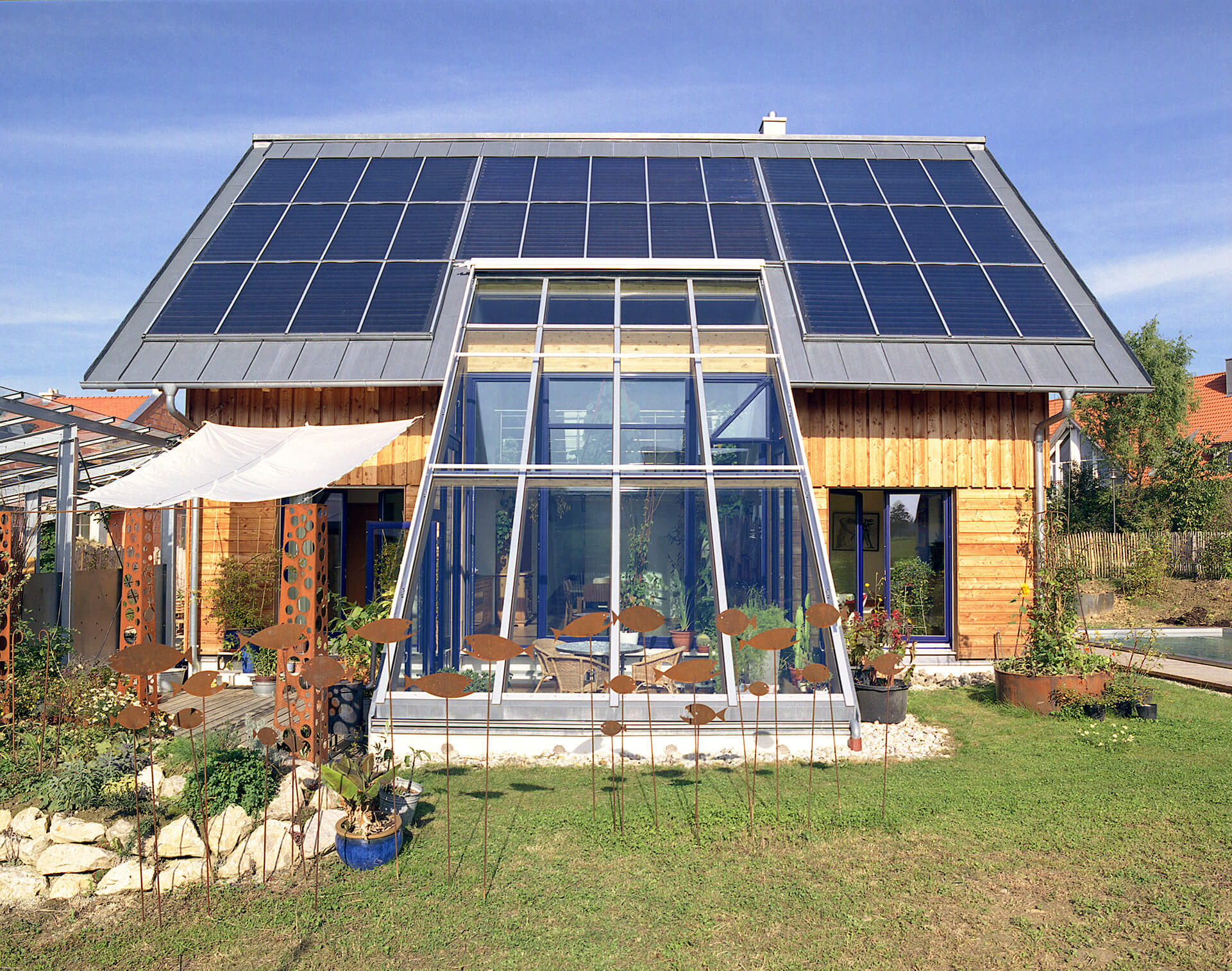 Solarthermie-Anlagen wie bei diesem SolarAktivHaus können mit künstlichen neuronalen Netzen effizient und kostengünstig geregelt werden.