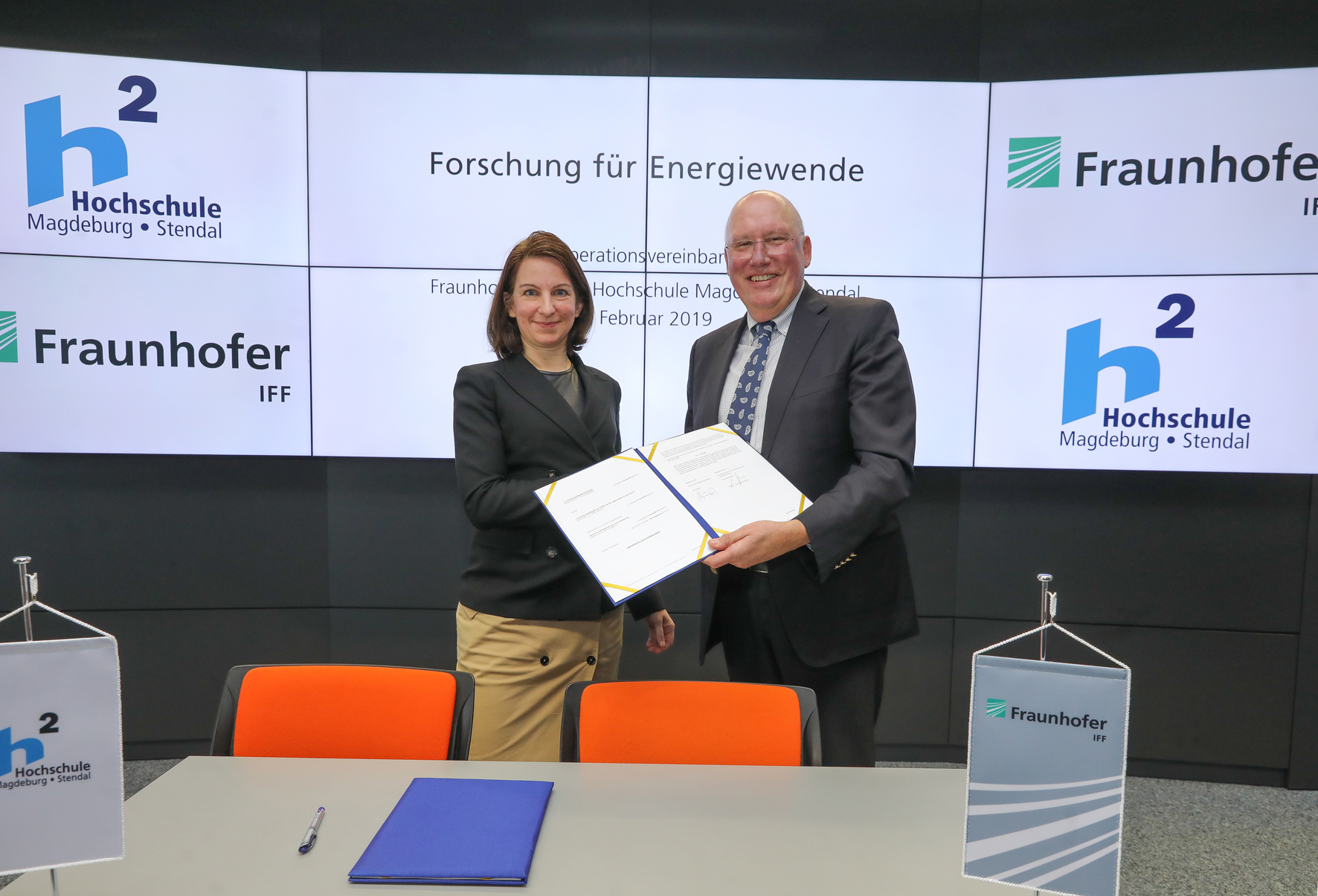 Prof. Dr. Anne Lequy (Rektorin der Hochschule Magdeburg-Stendal) und Prof. Dr. Michael Schenk (Institutsleiter des Fraunhofer IFF).