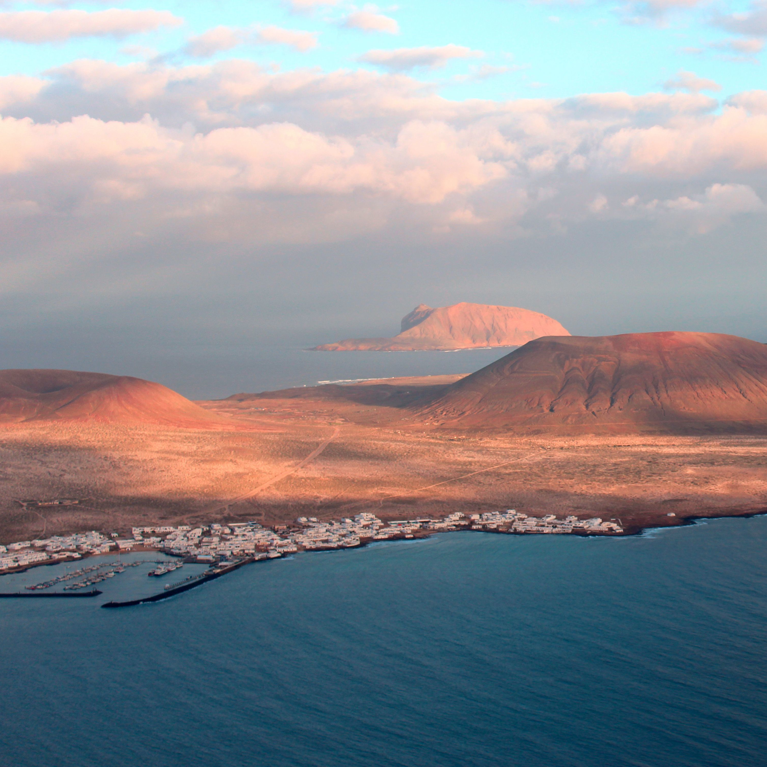Die Insel Graciosa (Lanzarote, Spanien) ist Teil des H2020 REACT Projekts (www.react2020.eu). REACT ist ein vierjähriges Forschungsprojekt, das aus dem EU-Programm Horizon 2020 finanziert wird. Ziel ist es, den Inselgemeinden die Möglichkeit zu geben, eine kooperative Energiemanagementstrategie zu verfolgen Die Insel Graciosa (Lanzarote, Spanien) ist Teil des H2020 REACT Projekts (www.react2020.eu). REACT ist ein vierjähriges Forschungsprojekt, das aus dem EU-Programm Horizon 2020 finanziert wird. Ziel ist es, den Inselgemeinden die Möglichkeit zu geben, eine kooperative Energiemanagementstrategie zu verfolgen