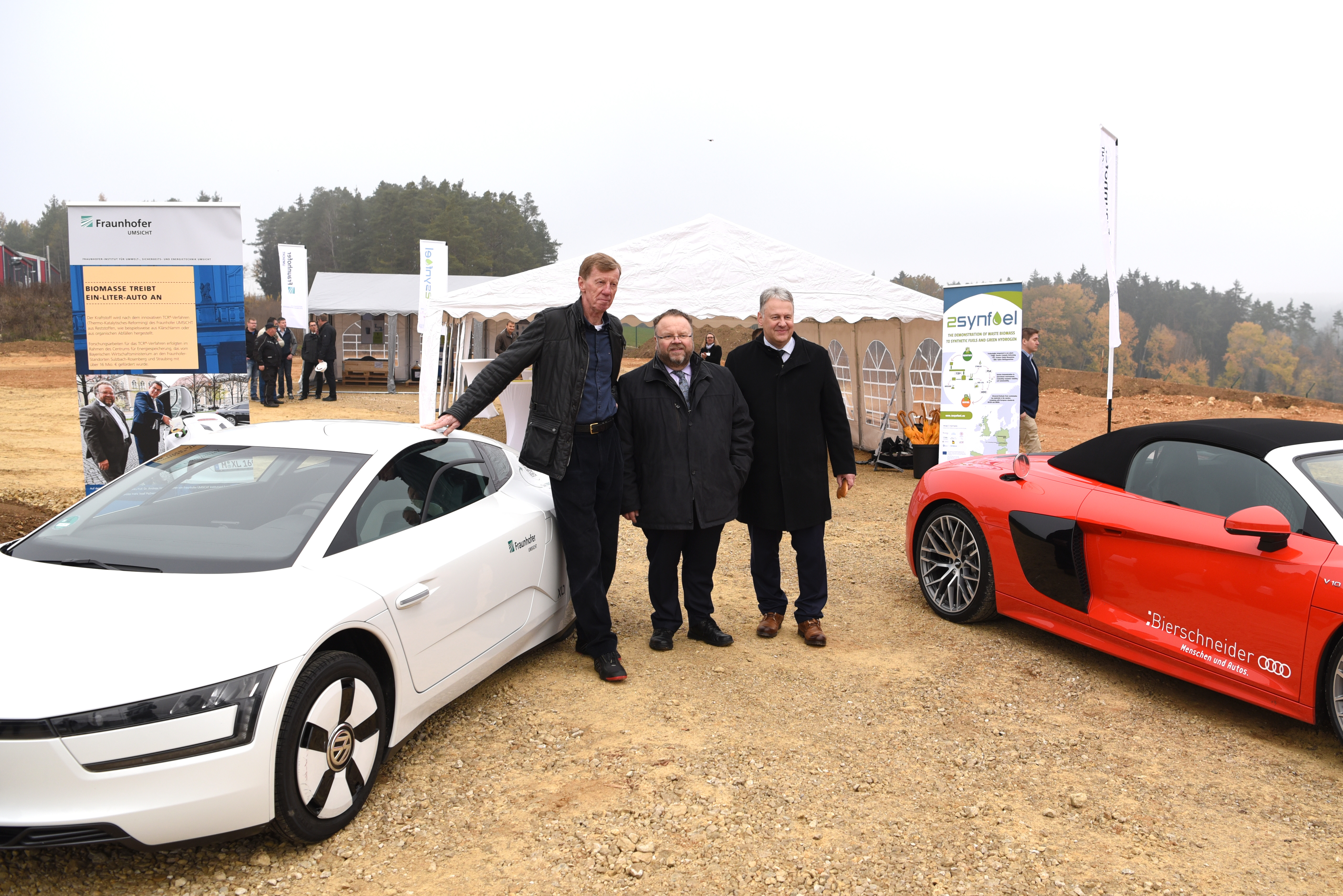 Walter Röhrl, Prof. Dr. Andreas Hornung sowie Landrat Richard Reisinger auf dem Gelände des Industrieparks. 