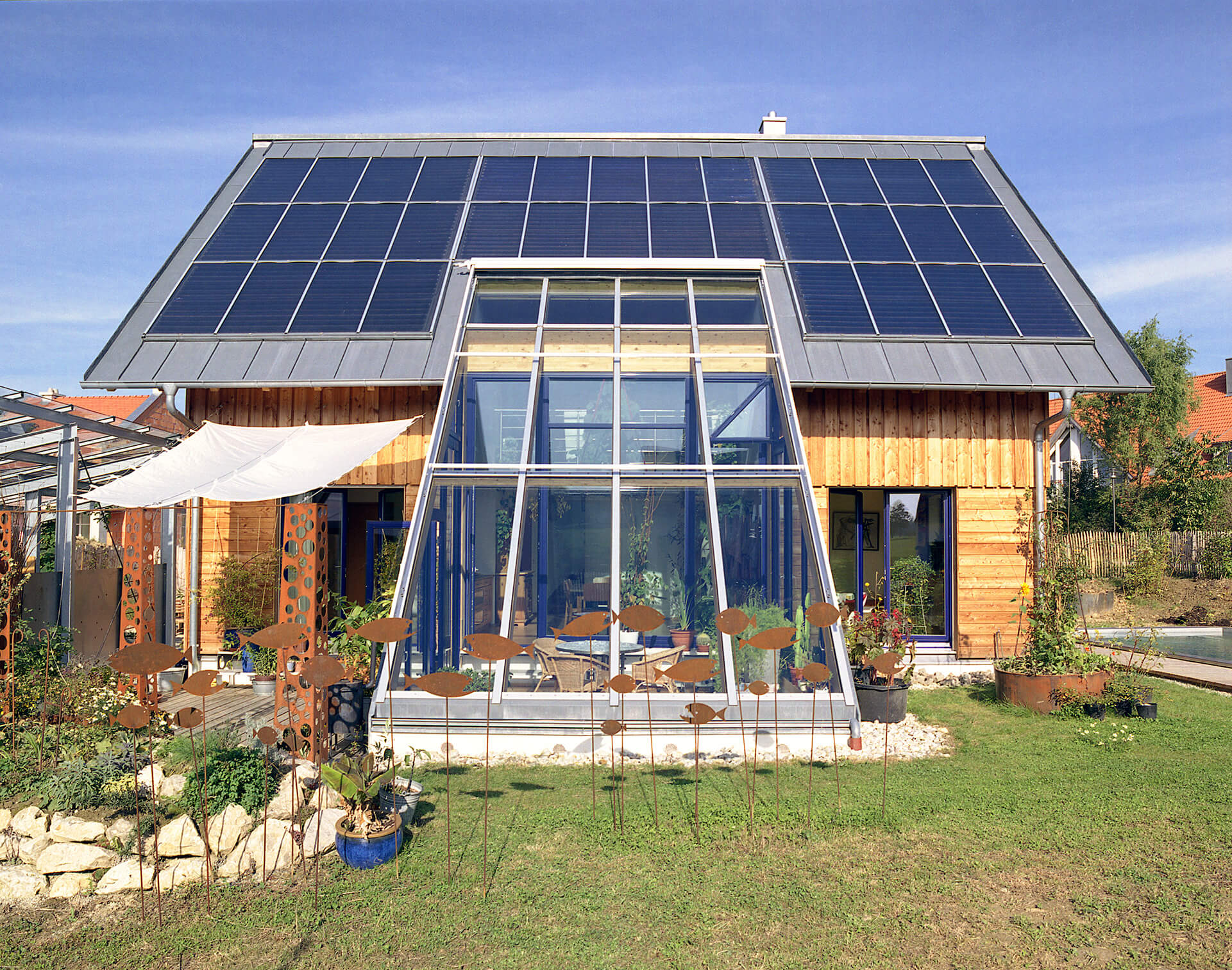 Solarthermie-Anlagen wie bei diesem SolarAktivHaus können mit künstlichen neuronalen Netzen effizient und kostengünstig geregelt werden. Solarthermie-Anlagen wie bei diesem SolarAktivHaus können mit künstlichen neuronalen Netzen effizient und kostengünstig geregelt werden.
