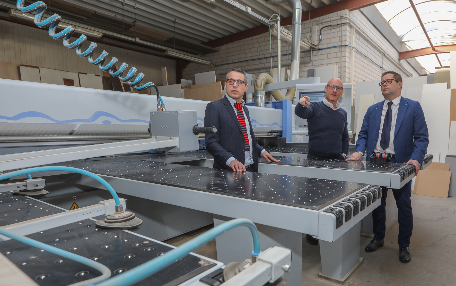 Dr.-Ing. Pio Lombardi (Fraunhofer IFF), Timo Heße (Geschäftsführer der Arte Möbel GmbH) und Prof. Dr.-Ing. Przemyslaw Komarnicki (Hochschule Magdeburg-Stendal).