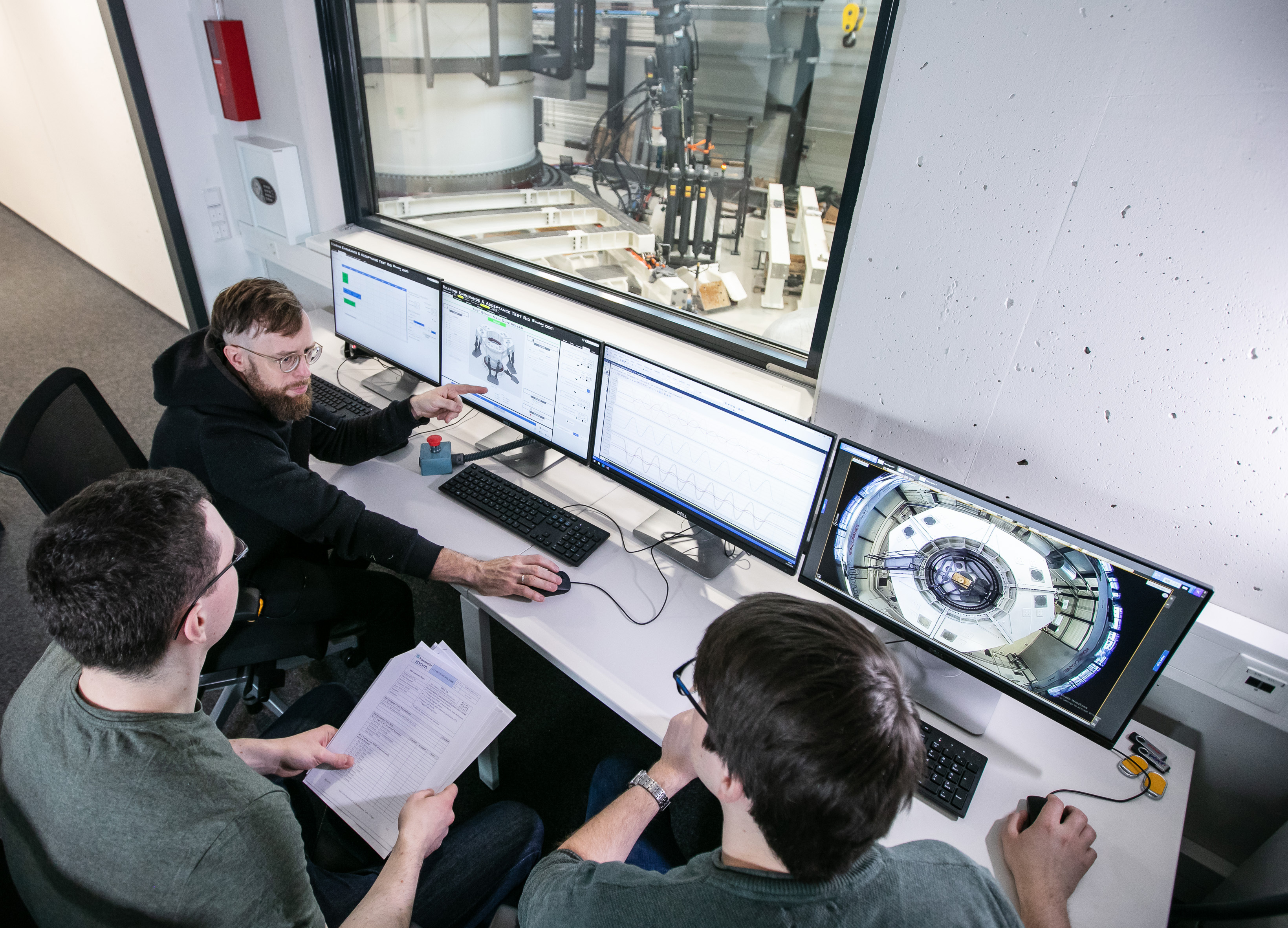 Im Kontrollraum werden die Belastungsszenarien für den Test überwacht. Im Kontrollraum werden die Belastungsszenarien für den Test überwacht.