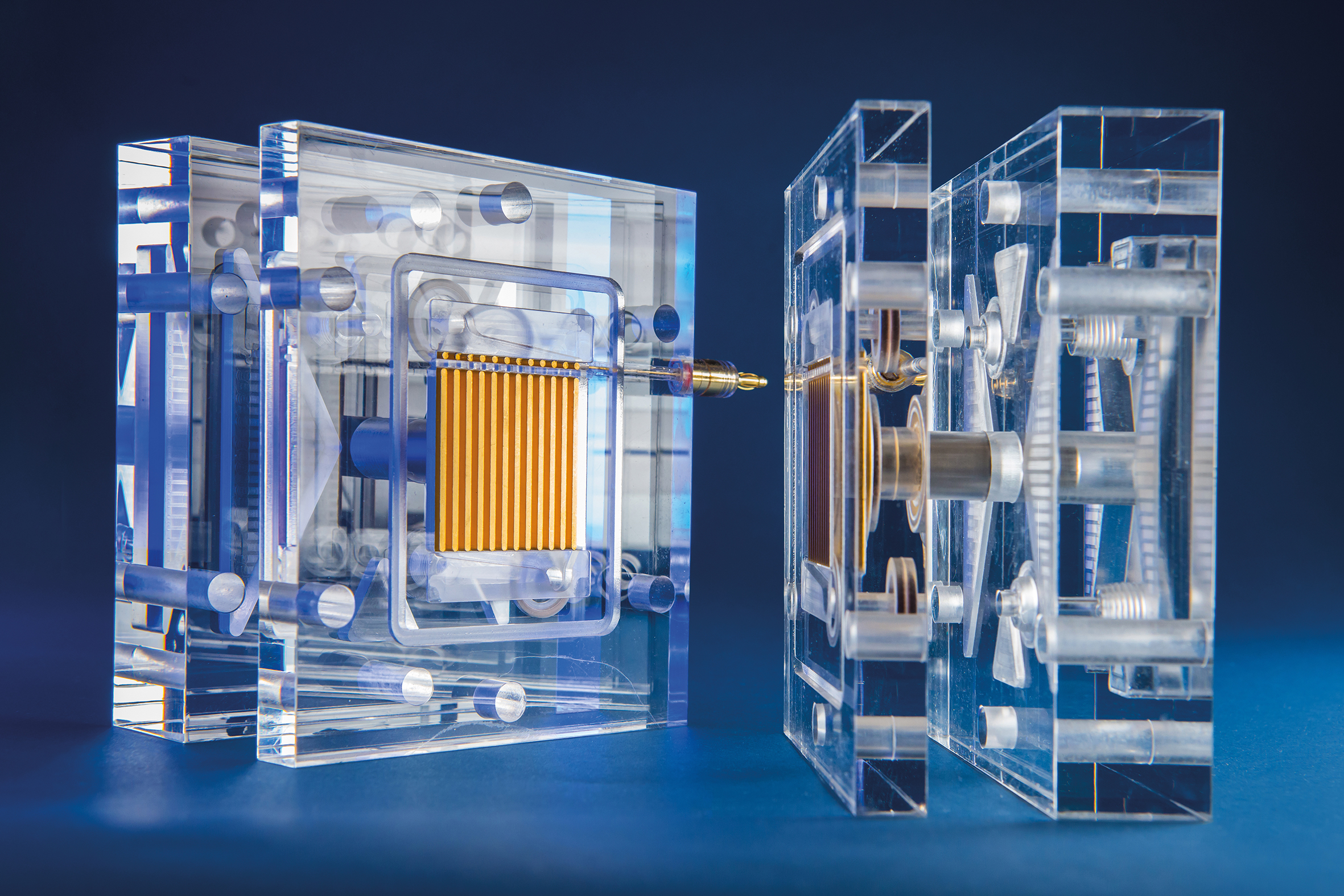 Wasserelektrolyse-Messzelle (Nachbau) aus transparentem Kunststoff zur Visualisierung der segmentierten Endplatten mit Kanalstrukturen (paralleles Flowfield). 