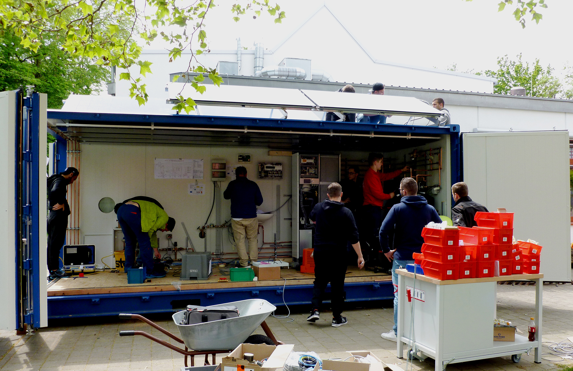 Im interdisziplinären Projekt »SHK4Future« bauten Studierende und Auszubildende des SHK-Handwerks einen Energieautarken Wohncontainer. 