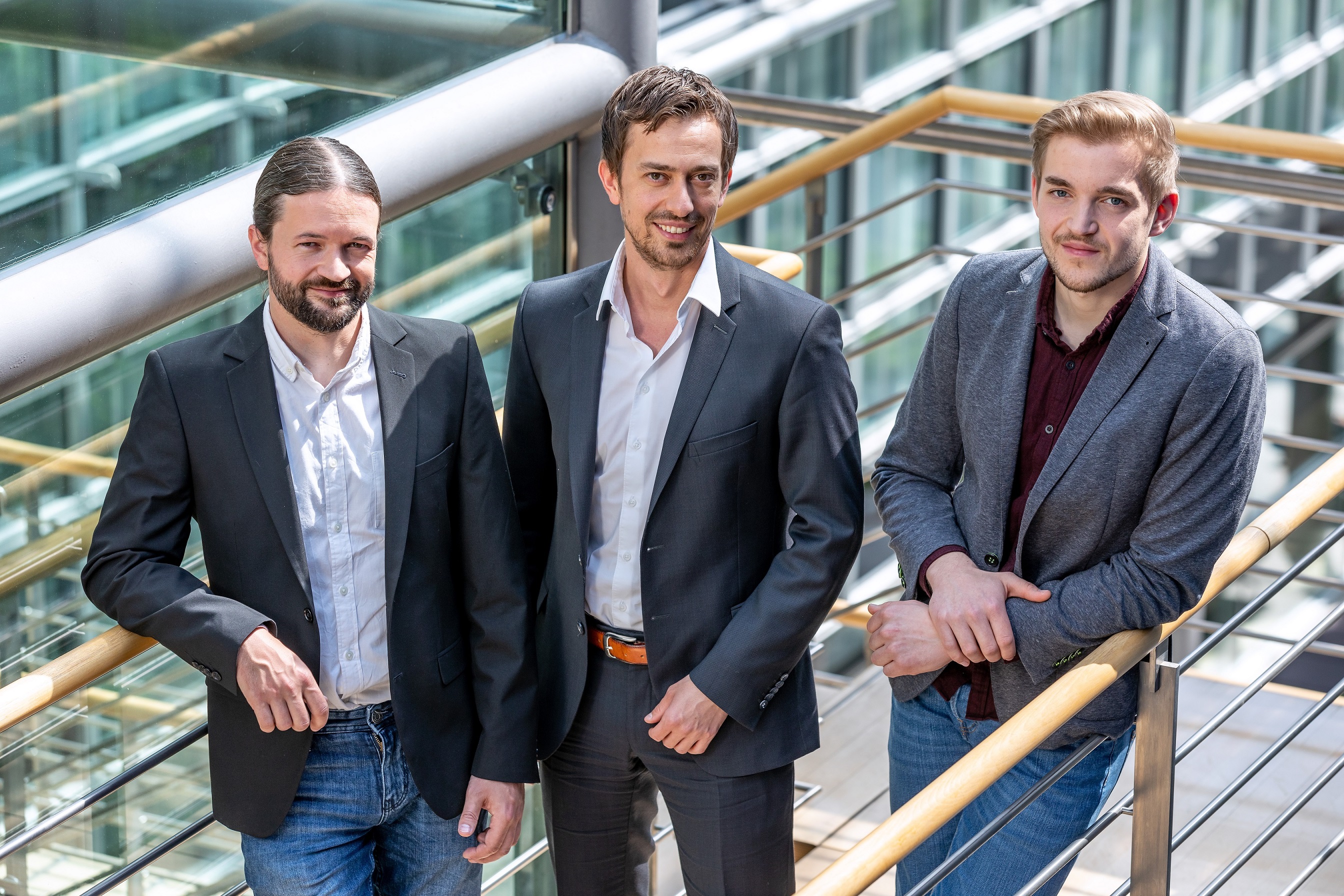 Dr. Kai Kaufmann, Markus Patzold und Dr. Dominik Lausch (von links) von der DENKweit GmbH wurden im Cluster »Automotive« ausgezeichnet.