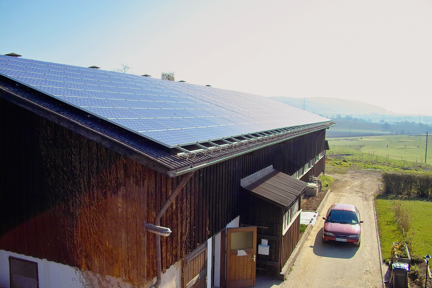 Alte Photovoltaik-Anlagen, wie dieses 30 Kilowatt große System auf einem Landwirtschaftsgebäude, fallen in den nächsten Jahren aus der EEG-Förderung.