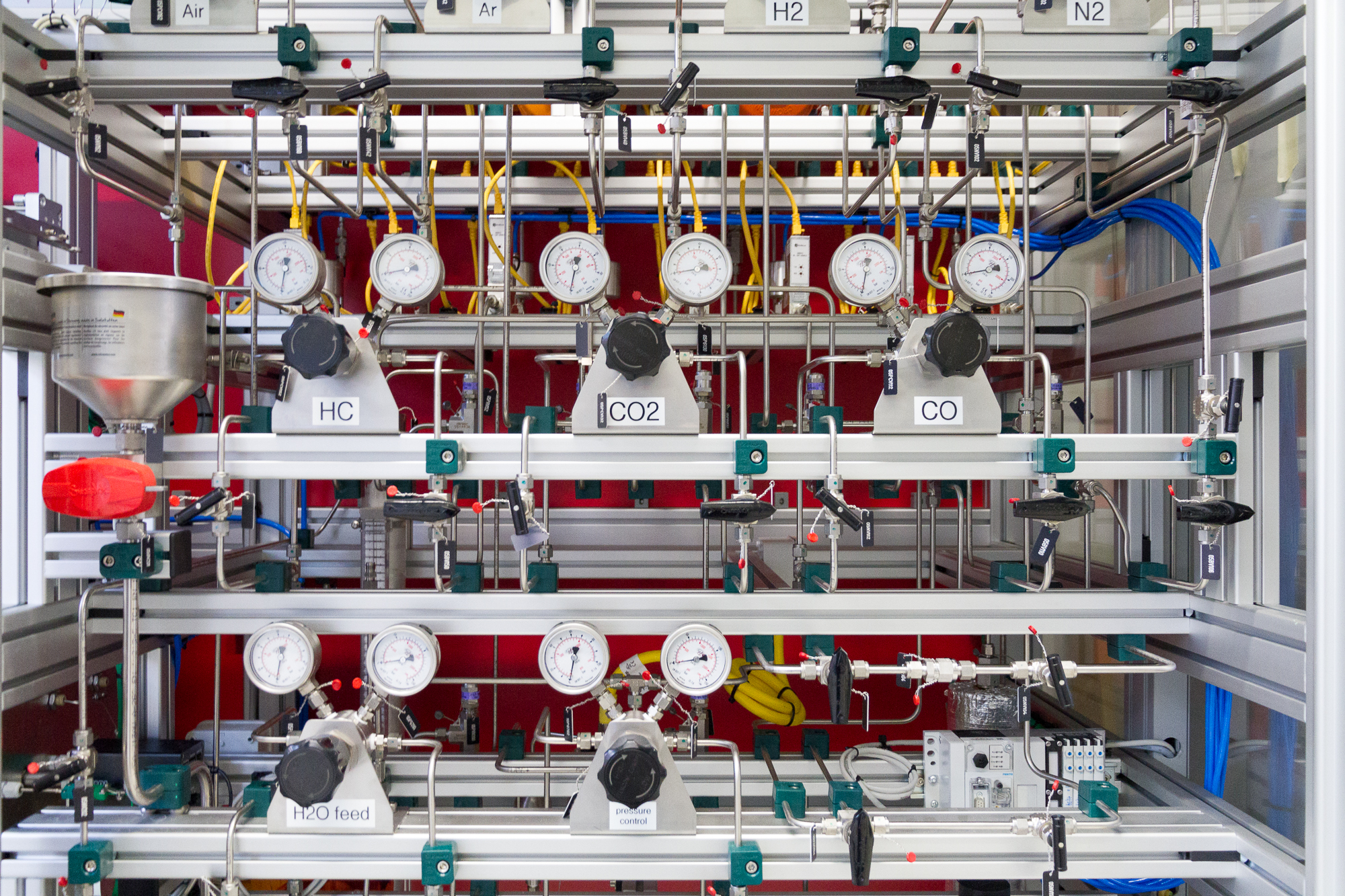 In diesem Mehrzwecksystem mit vier parallelen Reaktorrohren können die Forscher Katalysatoren unter verschiedenen Reaktionsbedingungen im Hochdurchsatz testen.