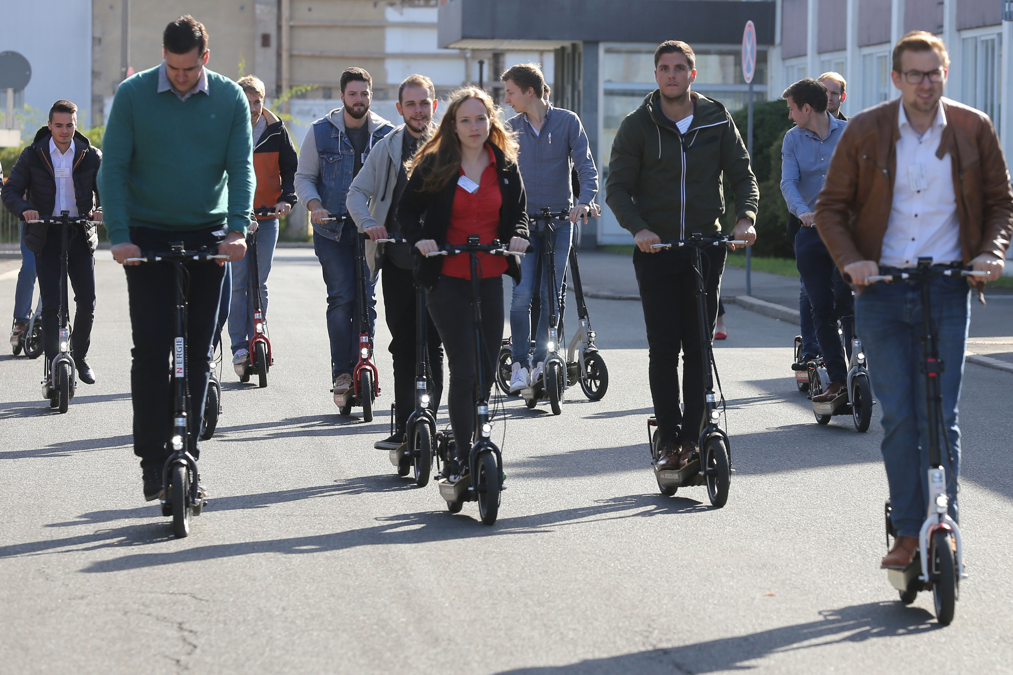 Die Teilnehmer der DRIVE-E-Akademie bei einer Probefahrt mit E-Scootern, anlässlich einer Exkursion zur Firma Metz mecatech