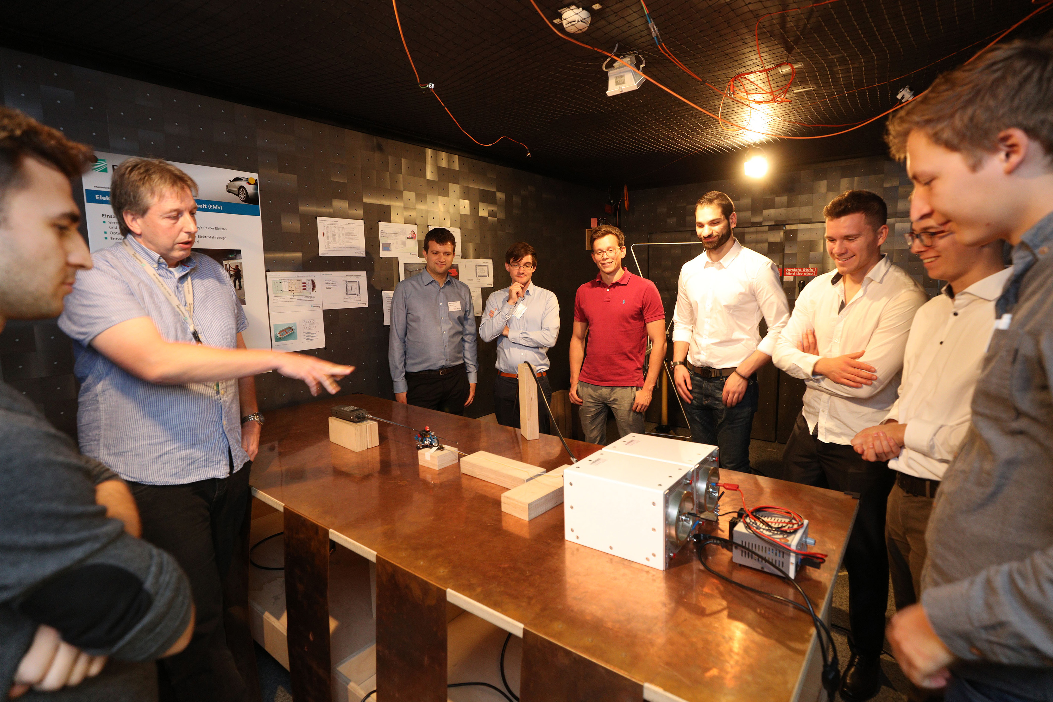 Die Teilnehmer der DRIVE-E-Akademie beim Praxisworkshop im EMV-Labor des Fraunhofer IISB Die Teilnehmer der DRIVE-E-Akademie beim Praxisworkshop im EMV-Labor des Fraunhofer IISB