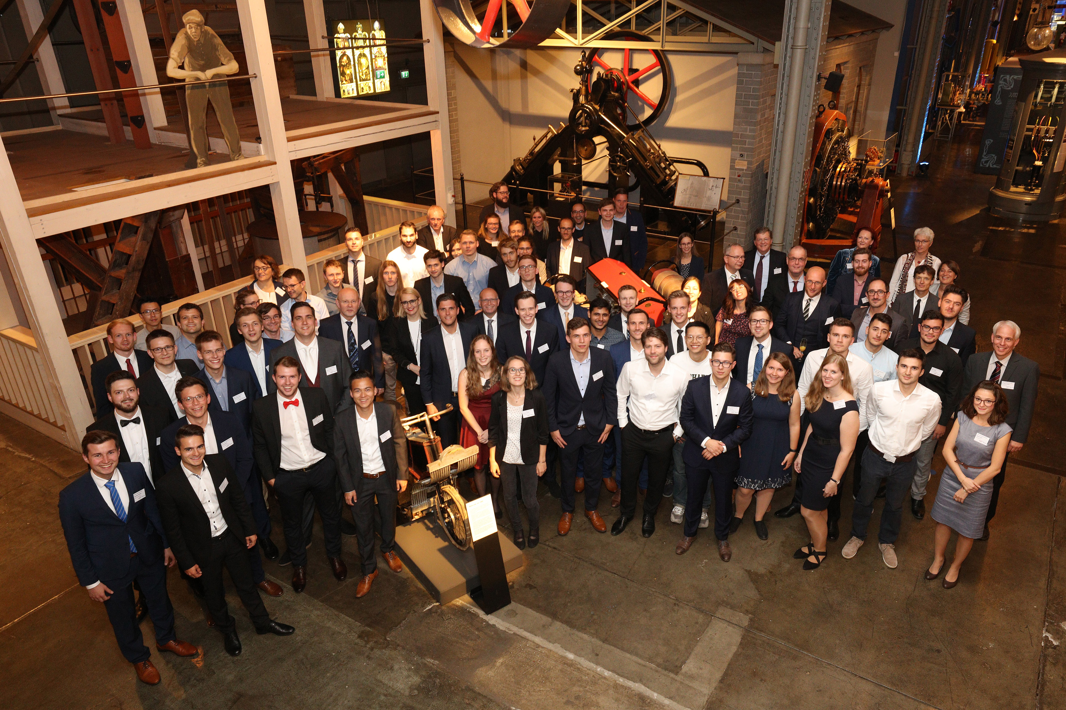 Preisträger, Akademieteilnehmer und Gäste bei der Verleihung der DRIVE-E-Studienpreise 2019 im Museum Industriekultur in Nürnberg Die WAVE TrPreisträger, Akademieteilnehmer und Gäste bei der Verleihung der DRIVE-E-Studienpreise 2019 im Museum Industriekultur in Nürnberg ophy 2017 in Wildhaus (Schweiz).