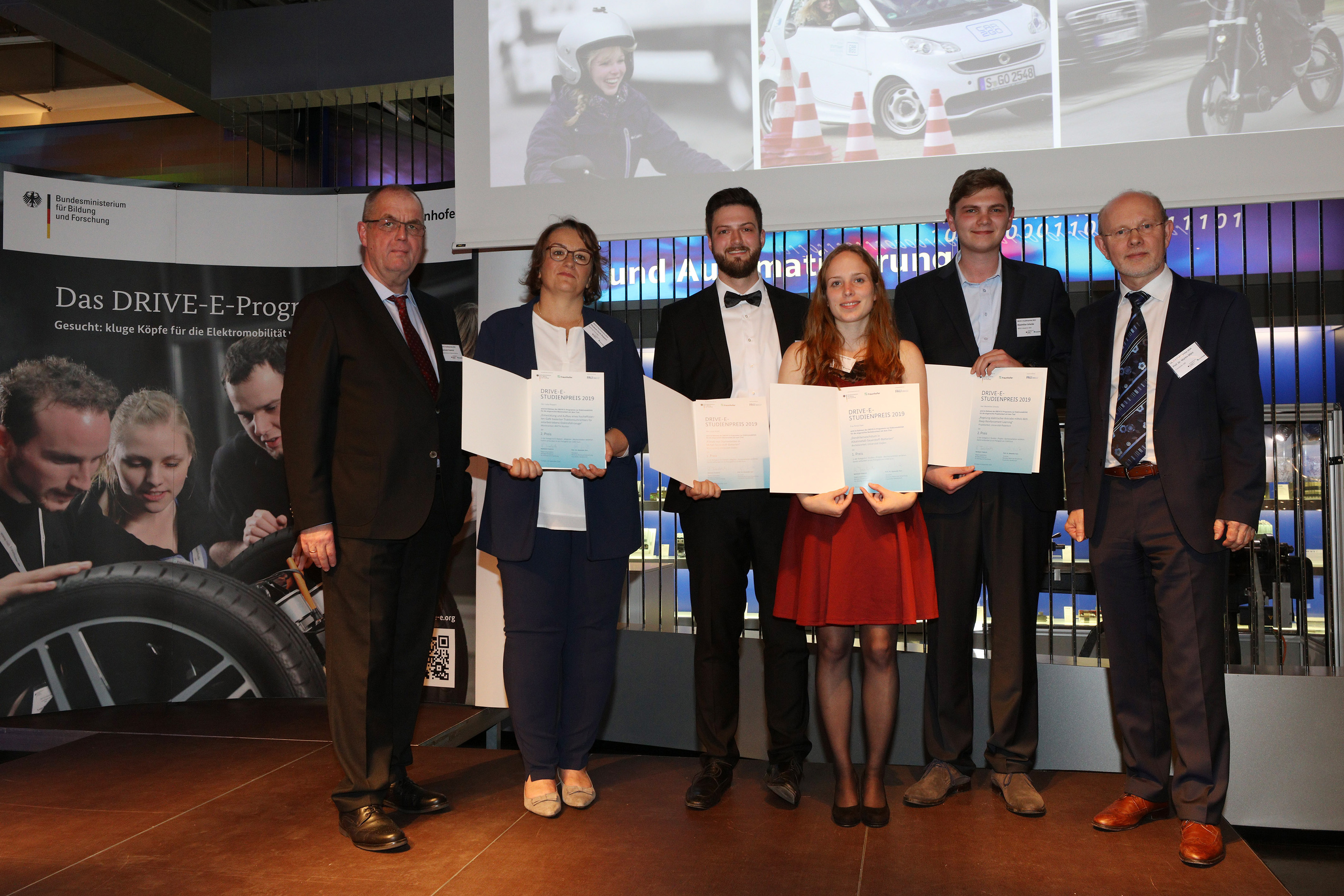 Die Laudatoren und DRIVE-E-Studienpreisträger 2019 (v.l.n.r.): Reinhold Friedrich, BMBF; Elisabeth Forch-Ruppert, Mutter des Preisträgers Lukas Ruppert; Julian Jakob Alexander Kreißl; Ronja Haas; Maximilian Schenke; Prof. Martin März, Fraunhofer IISB Die Laudatoren und DRIVE-E-Studienpreisträger 2019 (v.l.n.r.): Reinhold Friedrich, BMBF; Elisabeth Forch-Ruppert, Mutter des Preisträgers Lukas Ruppert; Julian Jakob Alexander Kreißl; Ronja Haas; Maximilian Schenke; Prof. Martin März, Fraunhofer IISB