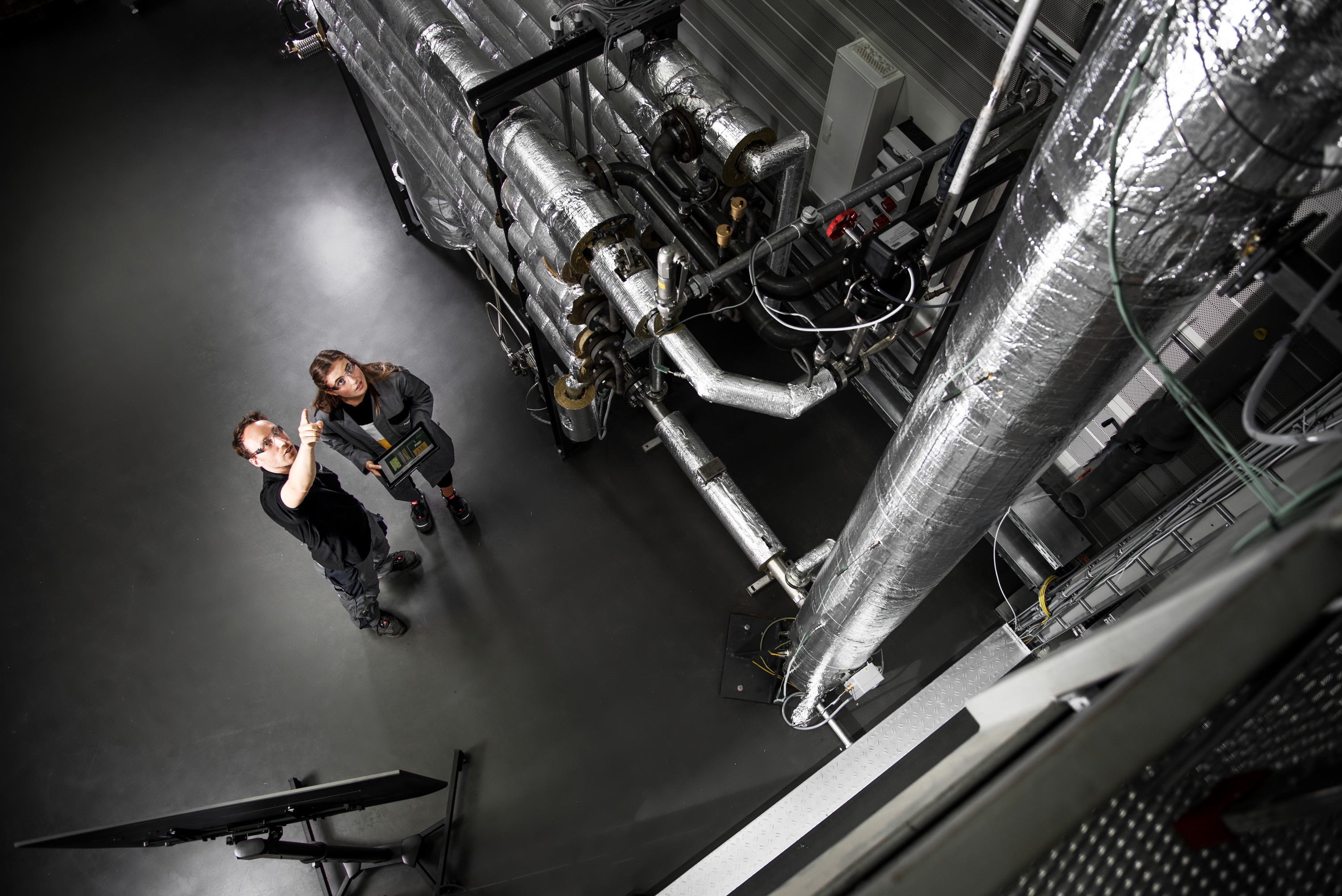 Fraunhofer Mitarbeiter vor einem neuartigen metallischen Wärmespeicher für die Erzeugung von Prozessdampf für die Industrie