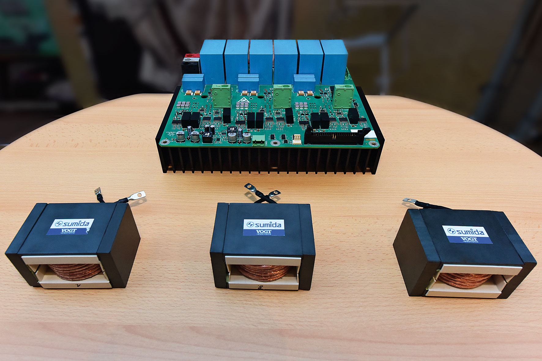 Demonstrator eines Photovoltaik-Wechselrichters mit 30 kVA Leistung: Das erreichte Leistungsgewicht des neu entwickelten Gesamtsystems beträgt 0,93 kg/kW gegenüber 2,3 kg/kW im Mittel des Standes der Technik. In dem neuen Projekt PV-MoVe wird durch Materialeinsparungen eine Halbierung des spezifischen Leistungsgewichts auf ca. 0,5 kg/kW angestrebt. Demonstrator eines Photovoltaik-Wechselrichters mit 30 kVA Leistung: Das erreichte Leistungsgewicht des neu entwickelten Gesamtsystems beträgt 0,93 kg/kW gegenüber 2,3 kg/kW im Mittel des Standes der Technik. In dem neuen Projekt PV-MoVe wird durch Materialeinsparungen eine Halbierung des spezifischen Leistungsgewichts auf ca. 0,5 kg/kW angestrebt.