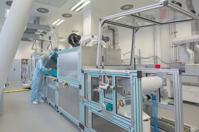 Rolle-zu-Rolle Herstellung von elektrochromen Folien unter Reinraumbedingungen im Fraunhofer ISC