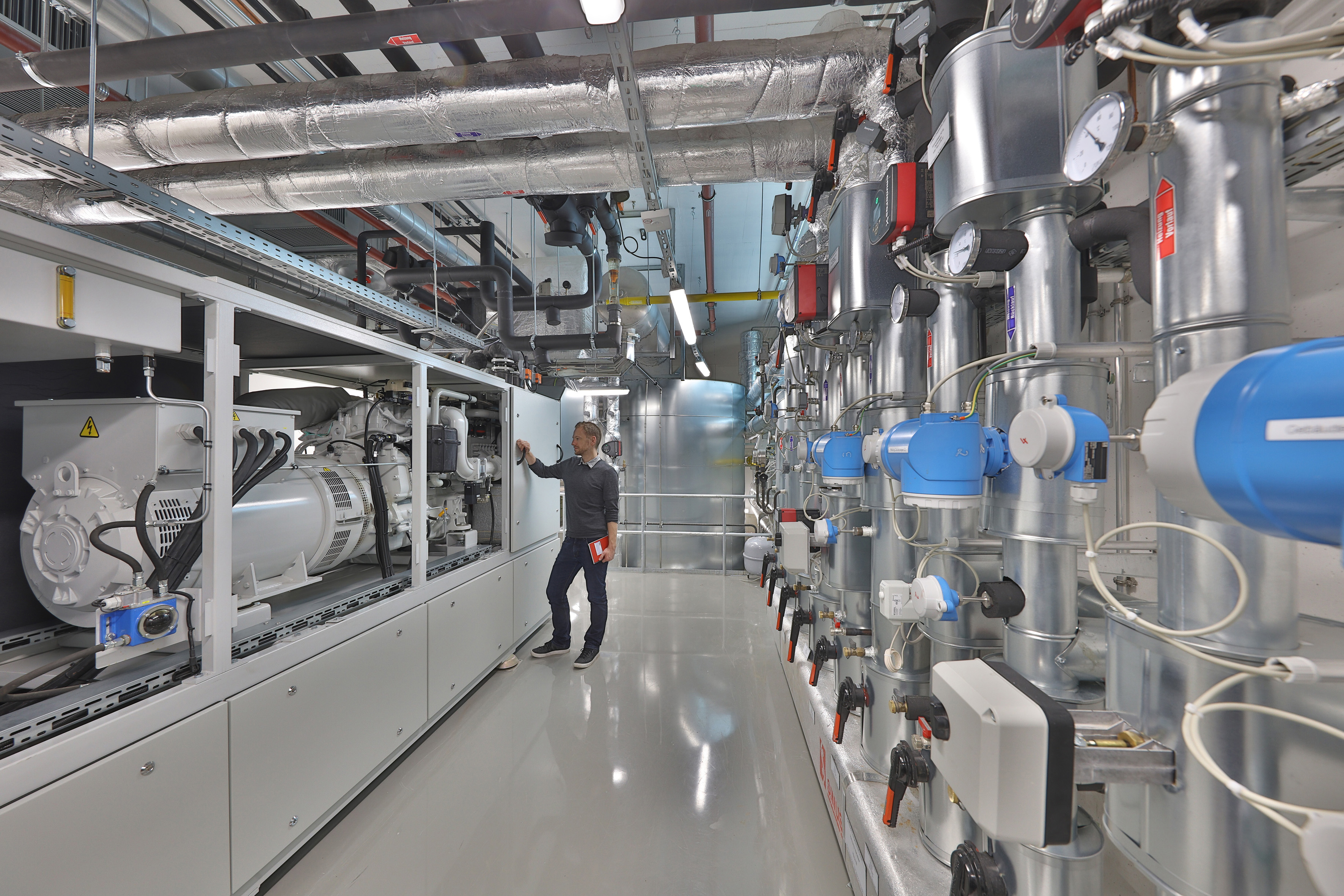   Blockheizkraftwerk und Warmwasserspeicher im Keller des Fraunhofer IISB: Die Kraftwärme-Kopplungsanlage wurde im Rahmen des Erweiterungsbaus B in die Infrastruktur des Instituts integriert. Dort wird sie sowohl zur Wärme- und Stromversorgung als auch als Forschungsanlage genutzt.