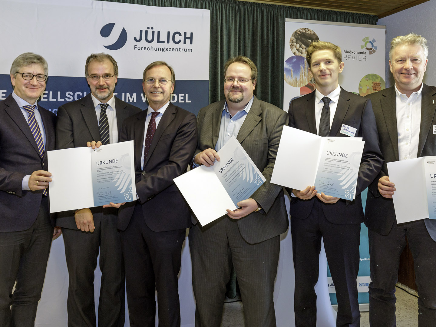 Aus den Händen von Forschungsstaatssekretär Thomas Rachel MdB (3.v.l.) nahmen Prof. Wolfgang Marquardt (Vorstandsvorsitzender Forschungszentrum Jülich), Prof. Ulrich Schurr (Forschungszentrum Jülich), Prof. Ulrich Schwaneberg (RWTH Aachen), Dr. Georg Schaumann (Sense up) und Prof. Volker Sander (FH Aachen) die Förderurkunden entgegen. Die Fraunhofer-Gesellschaft und YNCORIS GmbH & Co. KG sind weitere Partner des Konsortiums. Aus den Händen von Forschungsstaatssekretär Thomas Rachel MdB (3.v.l.) nahmen Prof. Wolfgang Marquardt (Vorstandsvorsitzender Forschungszentrum Jülich), Prof. Ulrich Schurr (Forschungszentrum Jülich), Prof. Ulrich Schwaneberg (RWTH Aachen), Dr. Georg Schaumann (Sense up) und Prof. Volker Sander (FH Aachen) die Förderurkunden entgegen. Die Fraunhofer-Gesellschaft und YNCORIS GmbH & Co. KG sind weitere Partner des Konsortiums.