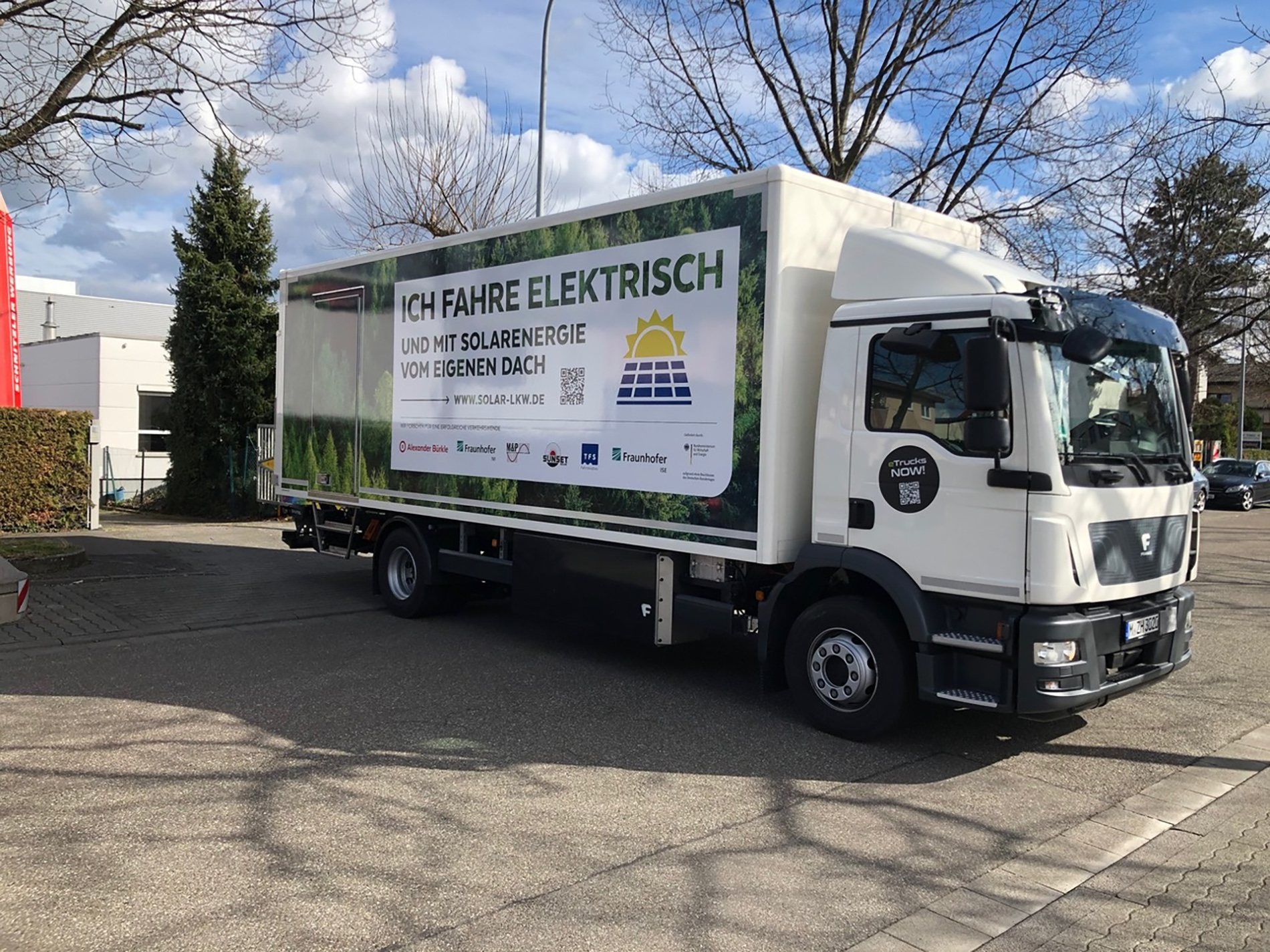 Elektro-LKW und andere Nutzfahrzeuge können mit Solarstrom Energie sparen. 