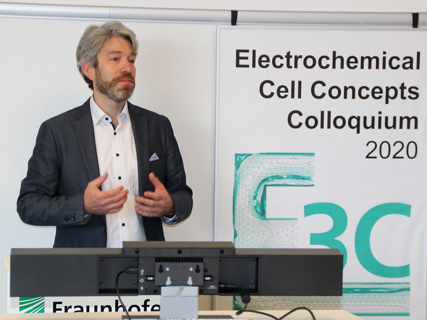 Prof. Christian Doetsch, Leiter des Bereichs Energie am Fraunhofer UMSICHT, begrüßte die Teilnehmenden des virtuellen »Electrochemical Cell Concepts Colloquium«.