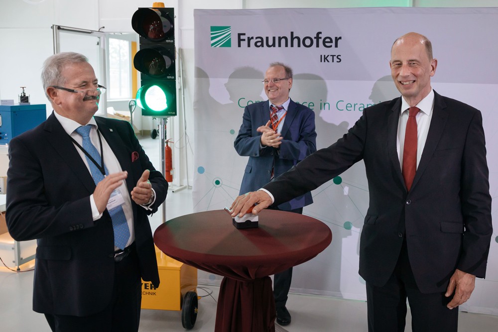 Grünes Licht für Batterien: Thüringens Wirtschaftsminister Wolfgang Tiefensee (rechts) eröffnet im Beisein von Fraunhofer-Präsident Prof. Reimund Neugebauer (links) und Fraunhofer IKTS-Institutsleiter Prof. Alexander Michaelis (hinten) das Batterie-Innovations- und Technologie-Center in Arnstadt. Die Außenstelle des Fraunhofer IKTS erforscht neue Energiespeichertechnologien.