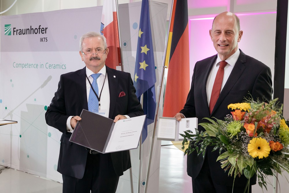 Überreichung der Fraunhofer-Medaille durch Prof. Reimund Neugebauer an Minister Wolfgang Tiefensee.