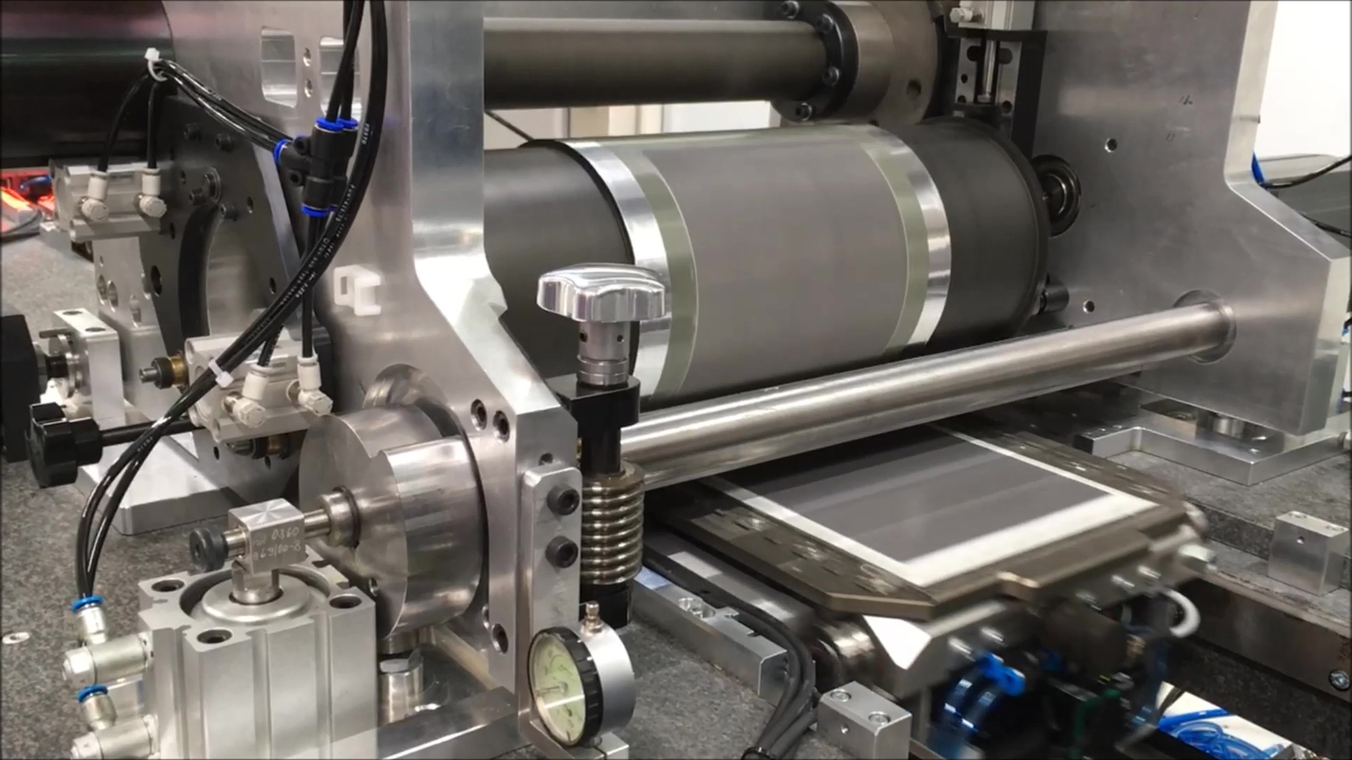 Rotationssiebdruck-Metallisierung eines Silicium-Wafers auf der Demonstrator-Anlage. Rotationssiebdruck-Metallisierung eines Silicium-Wafers auf der Demonstrator-Anlage.