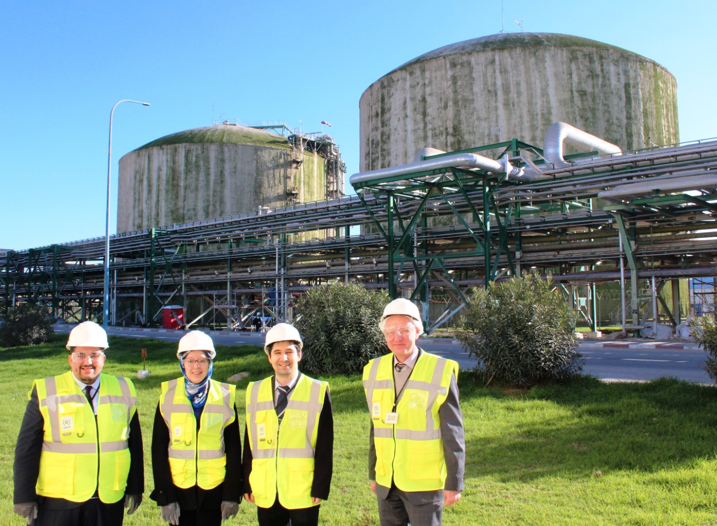 Green Ammonia Dream-Team: Fraunhofer-Wissenschaftler Dr. Lénárd Csepei, IGB (3. v.l.) und Dr. Karl-Heinz Küsters, IMWS (4. v.l.), mit Partnern des Projekts »Green Ammonia« in Marokko. 