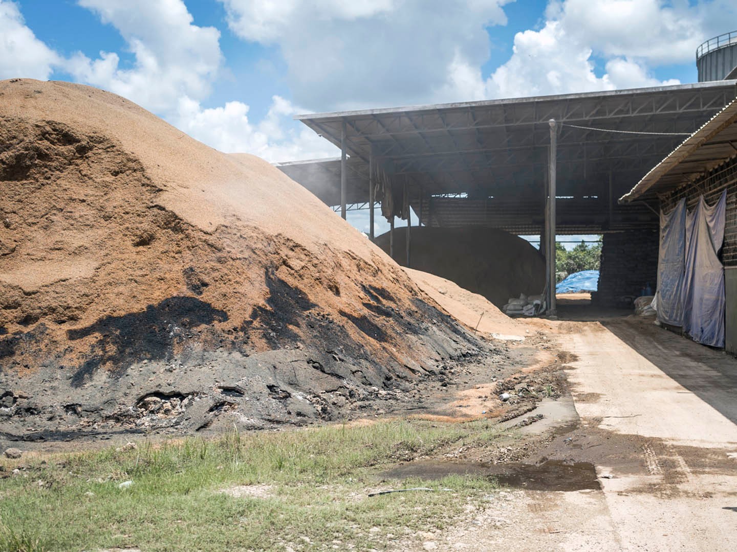 Blick in eine Reismühle in Indonesien: Reisschalen als wertvoller Energielieferant.