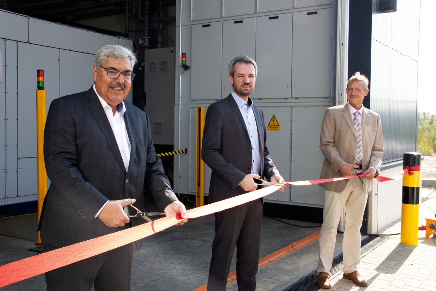 Offizielle Eröffnung Prüfstand „HiL-GridCoP“ in Bremerhaven von links: Oberbürgermeister Melf Grantz, Stadt Bremerhaven, Timo Haase, Bundesministerium für Wirtschaft und Energie (BMWi) und Prof. Andreas Reuter, Fraunhofer IWES Offizielle Eröffnung Prüfstand „HiL-GridCoP“ in Bremerhaven von links: Oberbürgermeister Melf Grantz, Stadt Bremerhaven, Timo Haase, Bundesministerium für Wirtschaft und Energie (BMWi) und Prof. Andreas Reuter, Fraunhofer IWES