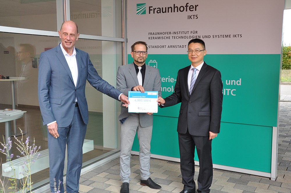 Thüringens Wirtschafts- und Wissenschaftsminister Wolfgang Tiefensee (links) übergibt die Fördermittel symbolisch an Dr. Roland Weidl, Leiter des BITC, und an Jason Chen, Werksleiter CATT. (Quelle: Fraunhofer IKTS)