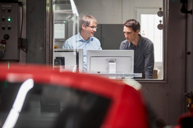 Forschung für Energie- und Mobilitätswende: Die Preisträger Dr. Bernd Eckardt (links) und Dr. Stefan Matlok im Testzentrum für Elektrofahrzeuge des Fraunhofer IISB. Forschung für Energie- und Mobilitätswende: Die Preisträger Dr. Bernd Eckardt (links) und Dr. Stefan Matlok im Testzentrum für Elektrofahrzeuge des Fraunhofer IISB.