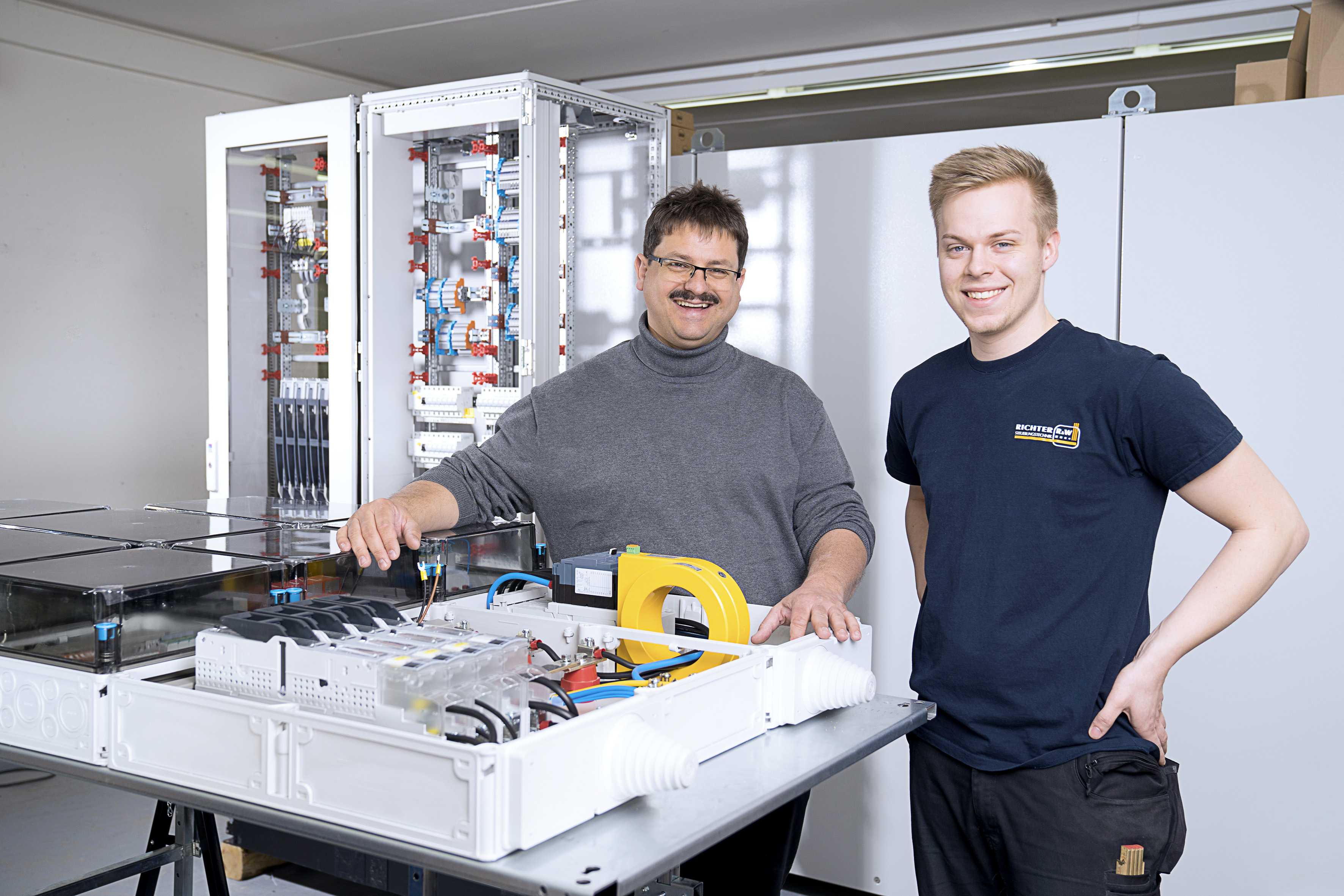 Bernd Zeilmann (im Bild links), Geschäftsführer der Richter R&amp;W Steuerungstechnik GmbH in Ahorntal, und Sebastian Regus, Ausbildungsmeister und Montageleiter, präsentieren Komponenten für den intelligenten Energieknoten (IEK).