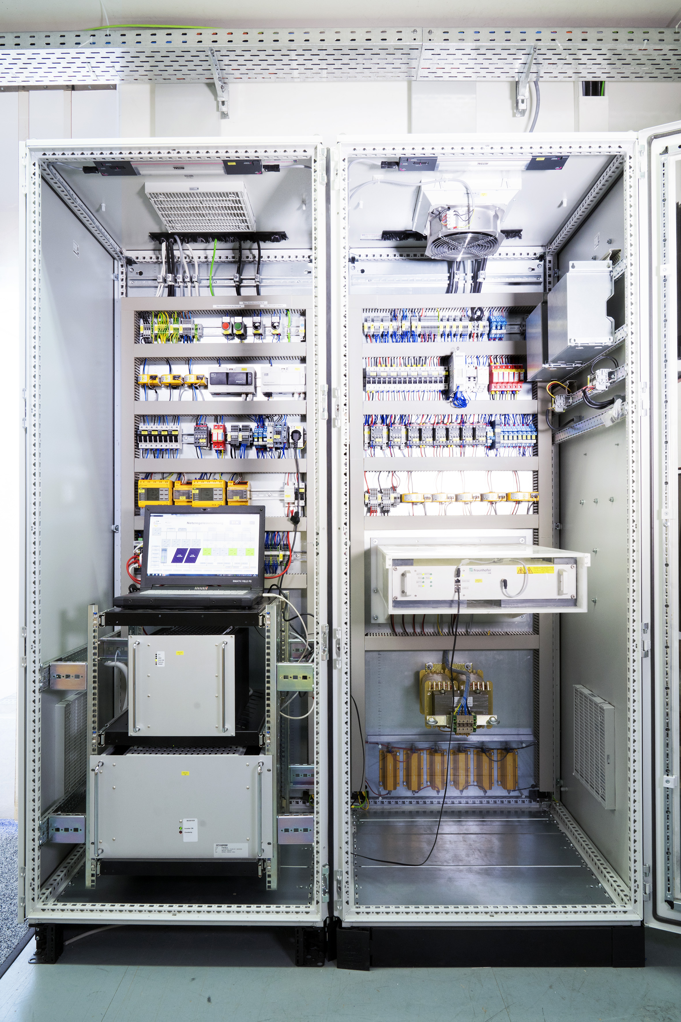 Gleichspannungsmodul des modular aufgebauten intelligenten Energieknotens (IeK) mit Netzregeleinrichtung (DC-Gridmanager des Fraunhofer IISB) und Wechselrichtern.