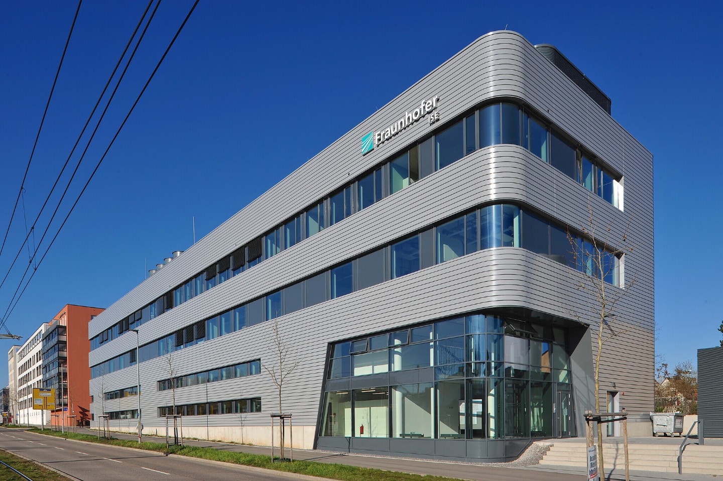  Zentrum für höchsteffiziente Solarzellen, 2021 eröffnetes Laborgebäude des Fraunhofer ISE.