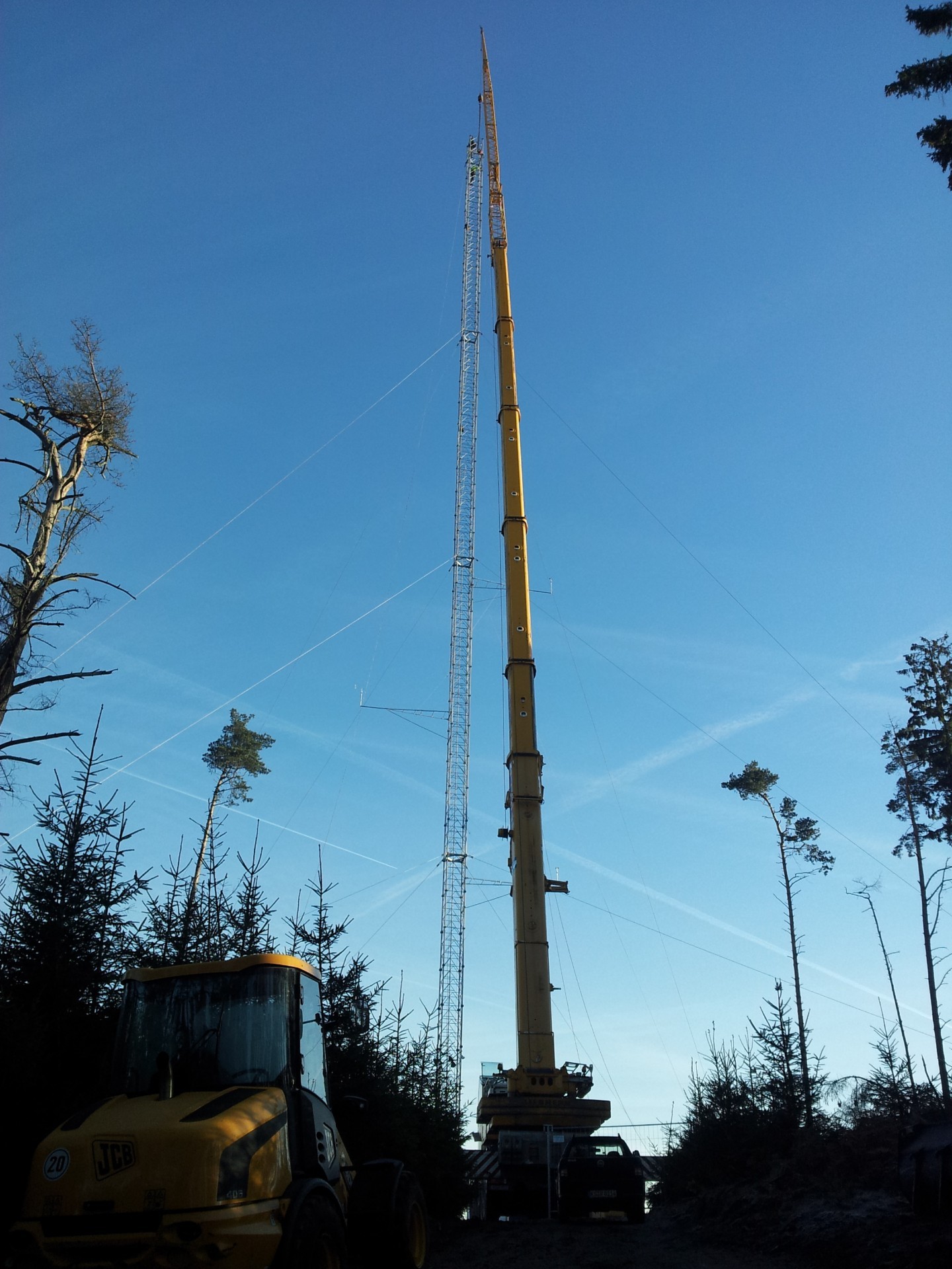 200 m Forschungs- und Klimamessmast zieht um vom Rödeser Berg bei Kassel ins »Remote Sensing Test Center« nach Mecklenburg-Vorpommern. 200 m Forschungs- und Klimamessmast zieht um vom Rödeser Berg bei Kassel ins »Remote Sensing Test Center« nach Mecklenburg-Vorpommern.