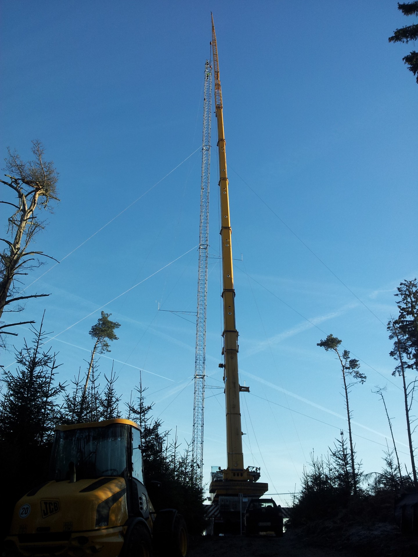 200 m Forschungs- und Klimamessmast zieht um vom Rödeser Berg bei Kassel ins »Remote Sensing Test Center« nach Mecklenburg-Vorpommern. 200 m Forschungs- und Klimamessmast zieht um vom Rödeser Berg bei Kassel ins »Remote Sensing Test Center« nach Mecklenburg-Vorpommern.