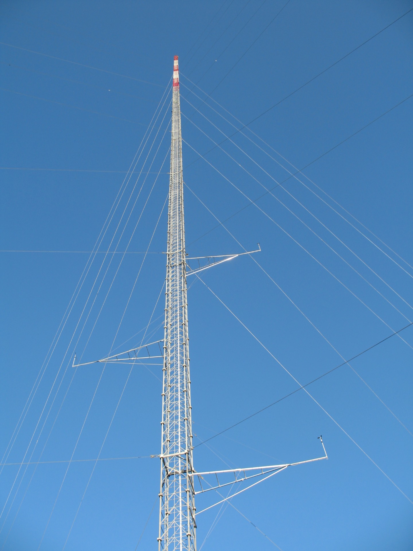 200 m Forschungs- und Klimamessmast zieht um vom Rödeser Berg bei Kassel ins »Remote Sensing Test Center« nach Mecklenburg-Vorpommern. 200 m Forschungs- und Klimamessmast zieht um vom Rödeser Berg bei Kassel ins »Remote Sensing Test Center« nach Mecklenburg-Vorpommern.