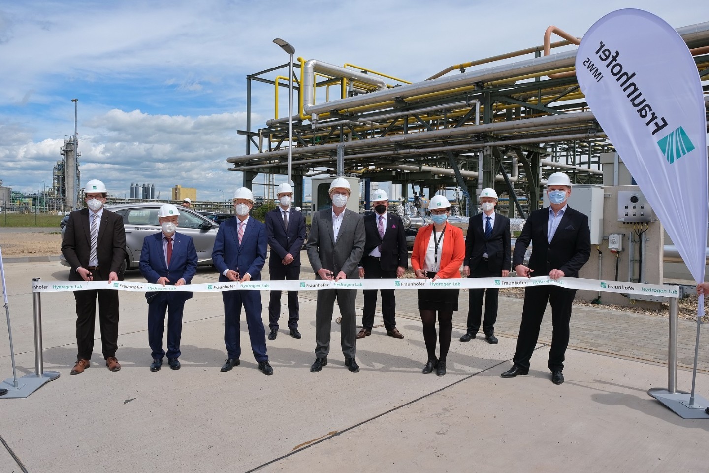 Von links nach rechts: Gerd Unkelbach (Leiter Fraunhofer CBP) Prof. Dr. Matthias Petzold (Leiter Fraunhofer IMWS) Dr. Markus Wolperdinger (Leiter Fraunhofer IGB) Joachim Heider (Leiter Vertriebs-region Nordost, Linde Gas) Thomas Behrends (TOTAL Raffinerie Mitteldeutschland GmbH) Prof. Dr. Reimund Neugebauer (Präsident der Fraunhofer-Gesellschaft) Dr. Sylvia Schattauer (stv. Leiterin Fraunhofer IMWS) Prof. Dr. Thorsten Posselt (Leiter Fraunhofer IMW) Willi Frantz (Geschäftsführer TOTAL Raffinerie Mitteldeutschland).