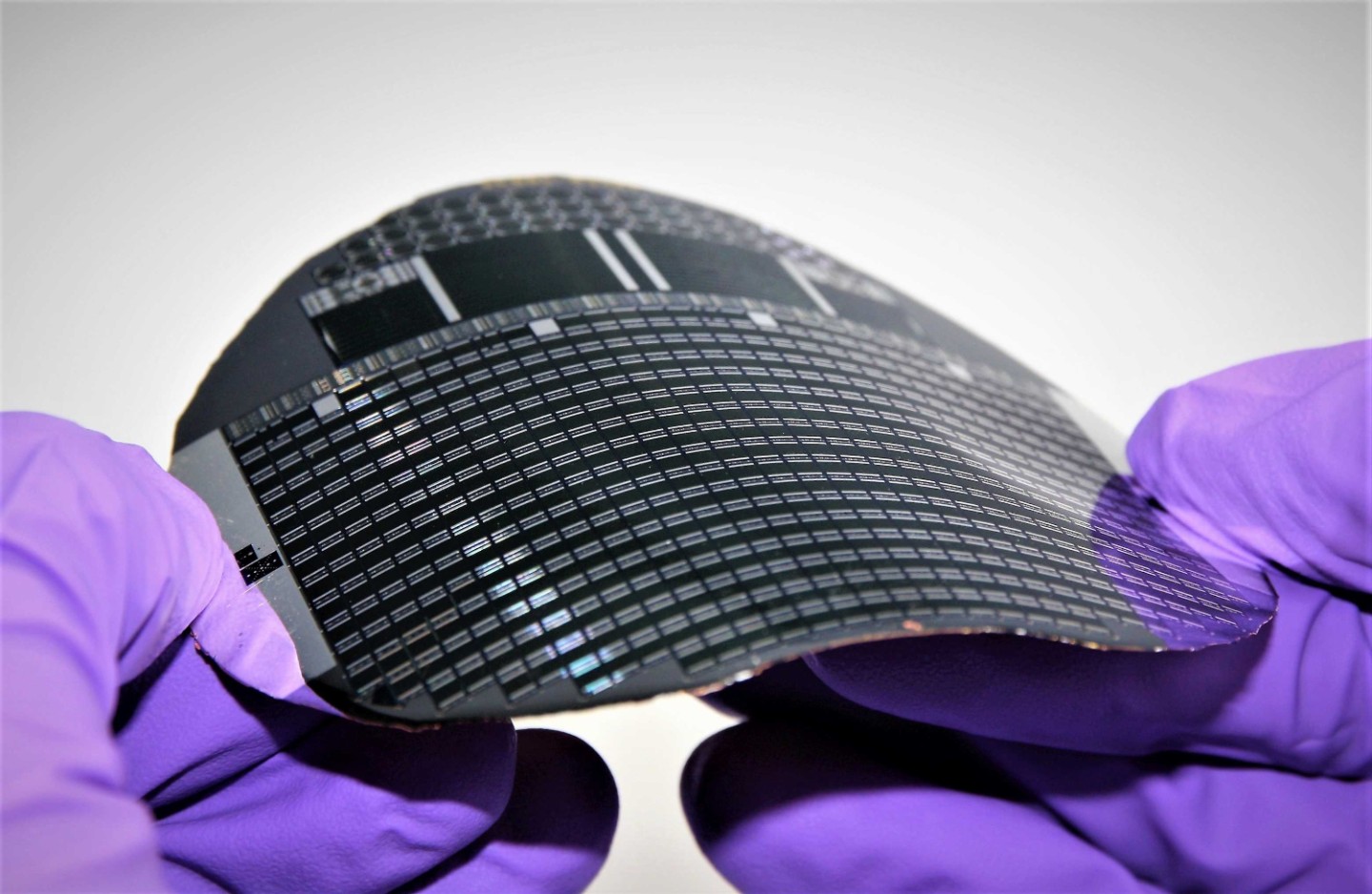 Ein Forschungsteam des Fraunhofer ISE erzielte mit einer neu entwickelten Dünnschichtzelle auf Basis von Galliumarsenid unter monochromatischem Licht einen photovoltaischen Rekordwirkungsgrad von 68,9%. 