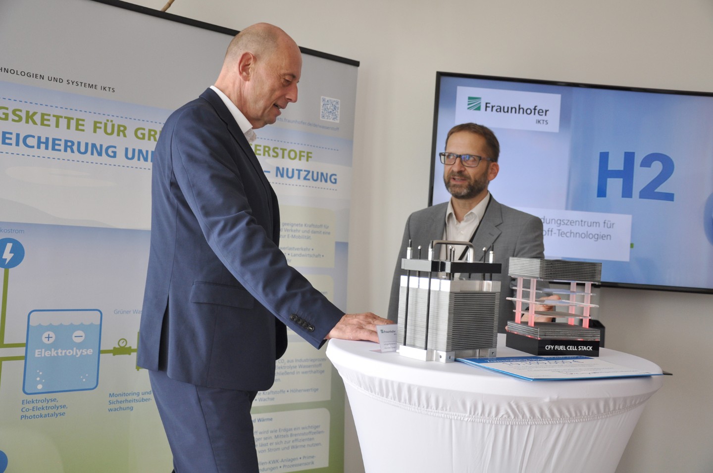 SOEC- und SOFC-Stacks sind H2-Schlüsseltechnologien, die am Anwendungszentrum »WaTTh« auf industrielles Niveau skaliert werden. SOEC- und SOFC-Stacks sind H2-Schlüsseltechnologien, die am Anwendungszentrum »WaTTh« auf industrielles Niveau skaliert werden.
