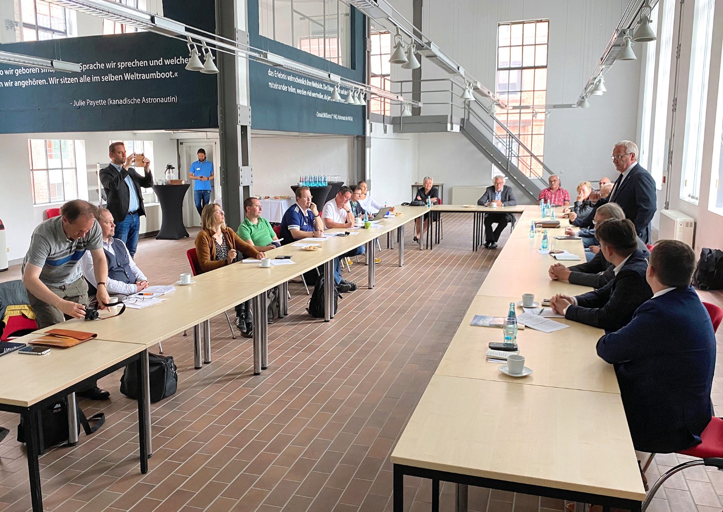 Beim heutigen Pressegespräch »Vision für die gesamte Lausitz«, zu dem die Antragsteller und Unterstützer in die Energiefabrik Knappenrode eingeladen haben, wurden das inhaltliche Konzept des Projekts »WE2T-Transfer – Zukunftsfabrik Lausitz – Forschungs- und Transferzentrum für Wasser-, Energie- und Ernährungstechnologien« und die sich ergebenden Chancen für die ganze Lausitz einer breiteren Öffentlichkeit vertieft vorgestellt. In der »Zukunftsfabrik Lausitz« sollen interdisziplinäre Teams moderne Technologien und Prinzipien der Kreislaufwirtschaft im Realmaßstab kombinieren, um den Verbrauch von Wasser, Energie und Nutzflächen drastisch zu senken. Beim heutigen Pressegespräch »Vision für die gesamte Lausitz«, zu dem die Antragsteller und Unterstützer in die Energiefabrik Knappenrode eingeladen haben, wurden das inhaltliche Konzept des Projekts »WE2T-Transfer – Zukunftsfabrik Lausitz – Forschungs- und Transferzentrum für Wasser-, Energie- und Ernährungstechnologien« und die sich ergebenden Chancen für die ganze Lausitz einer breiteren Öffentlichkeit vertieft vorgestellt. In der »Zukunftsfabrik Lausitz« sollen interdisziplinäre Teams moderne Technologien und Prinzipien der Kreislaufwirtschaft im Realmaßstab kombinieren, um den Verbrauch von Wasser, Energie und Nutzflächen drastisch zu senken.