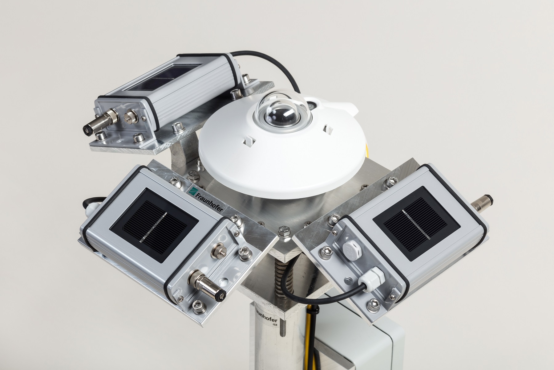 Selbstentwickelte Messstation mit Pyranometer und unterschiedlich ausgerichteten Silicium-Sensoren 