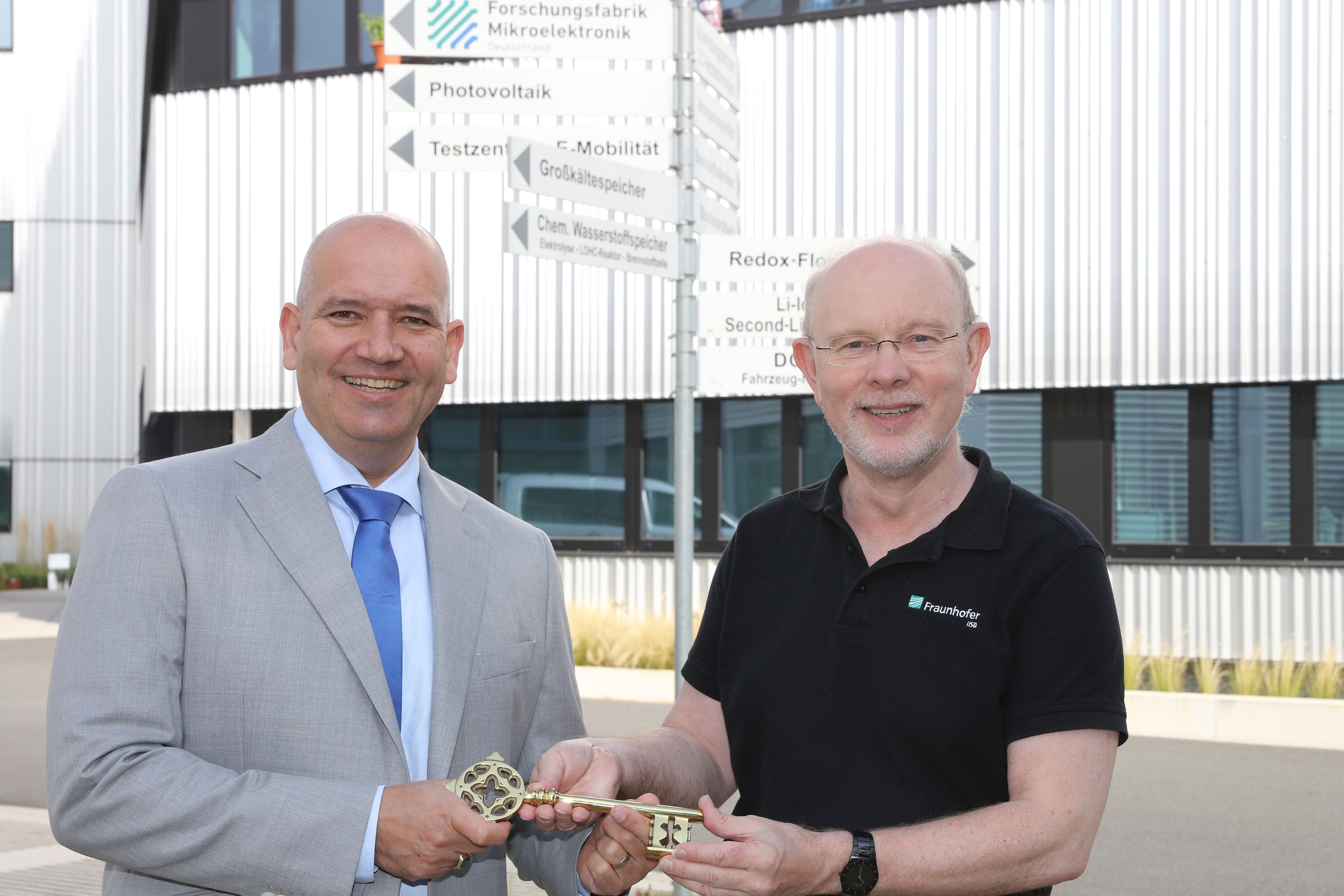 Prof. Dr. Jörg Schulze (links), Institutsleiter des Fraunhofer IISB in Erlangen, und sein Vorgänger, Prof. Dr. Martin März. Prof. Dr. Jörg Schulze (links), Institutsleiter des Fraunhofer IISB in Erlangen, und sein Vorgänger, Prof. Dr. Martin März.