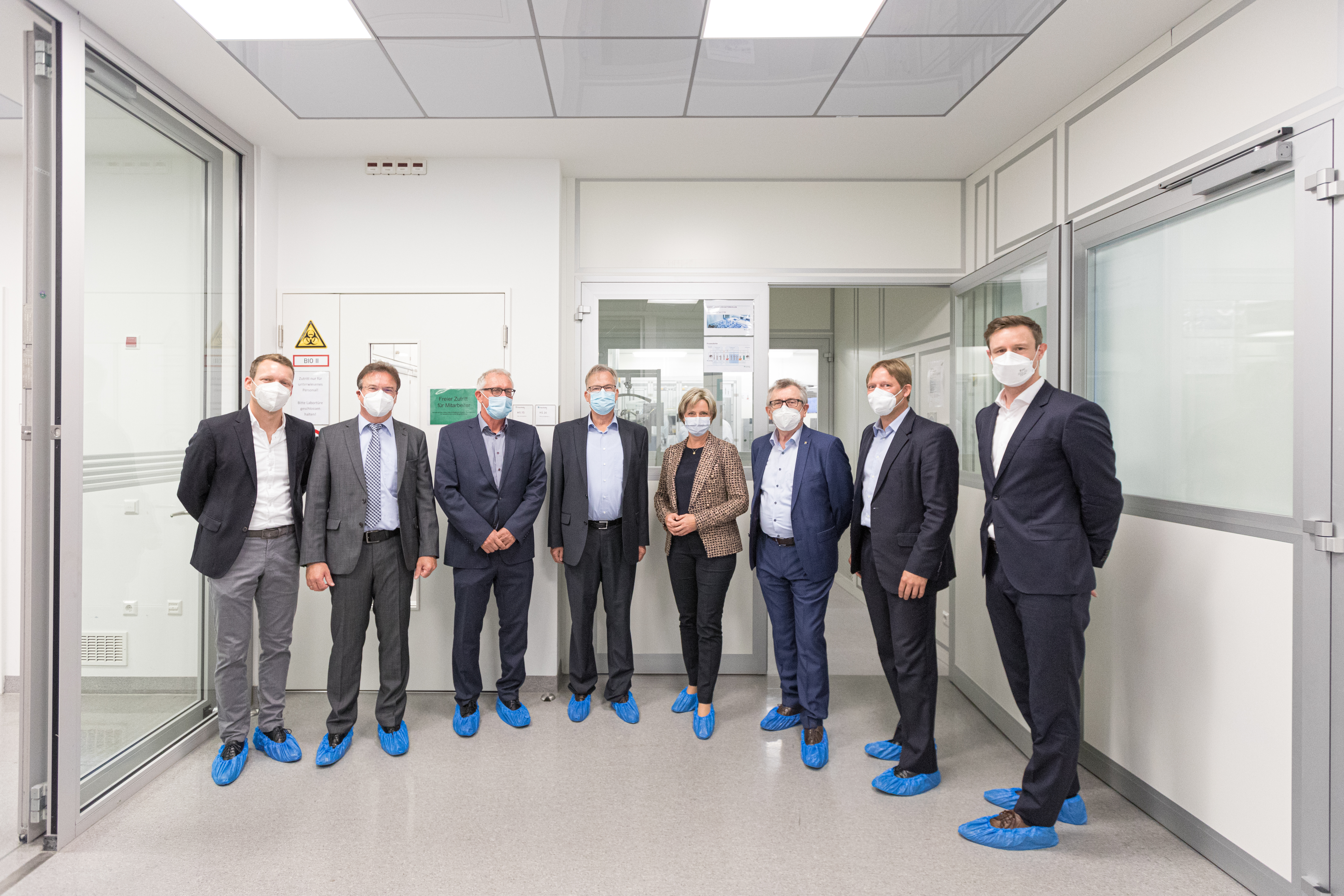 Baden-Württembergs Wirtschaftsministerin Dr. Nicole Hoffmeister-Kraut zusammen mit den Protagonisten, die gemeinsam im Zentrum für Digitalisierte Batteriezellenproduktion (ZDB) forschen. Baden-Württembergs Wirtschaftsministerin Dr. Nicole Hoffmeister-Kraut zusammen mit den Protagonisten, die gemeinsam im Zentrum für Digitalisierte Batteriezellenproduktion (ZDB) forschen.
