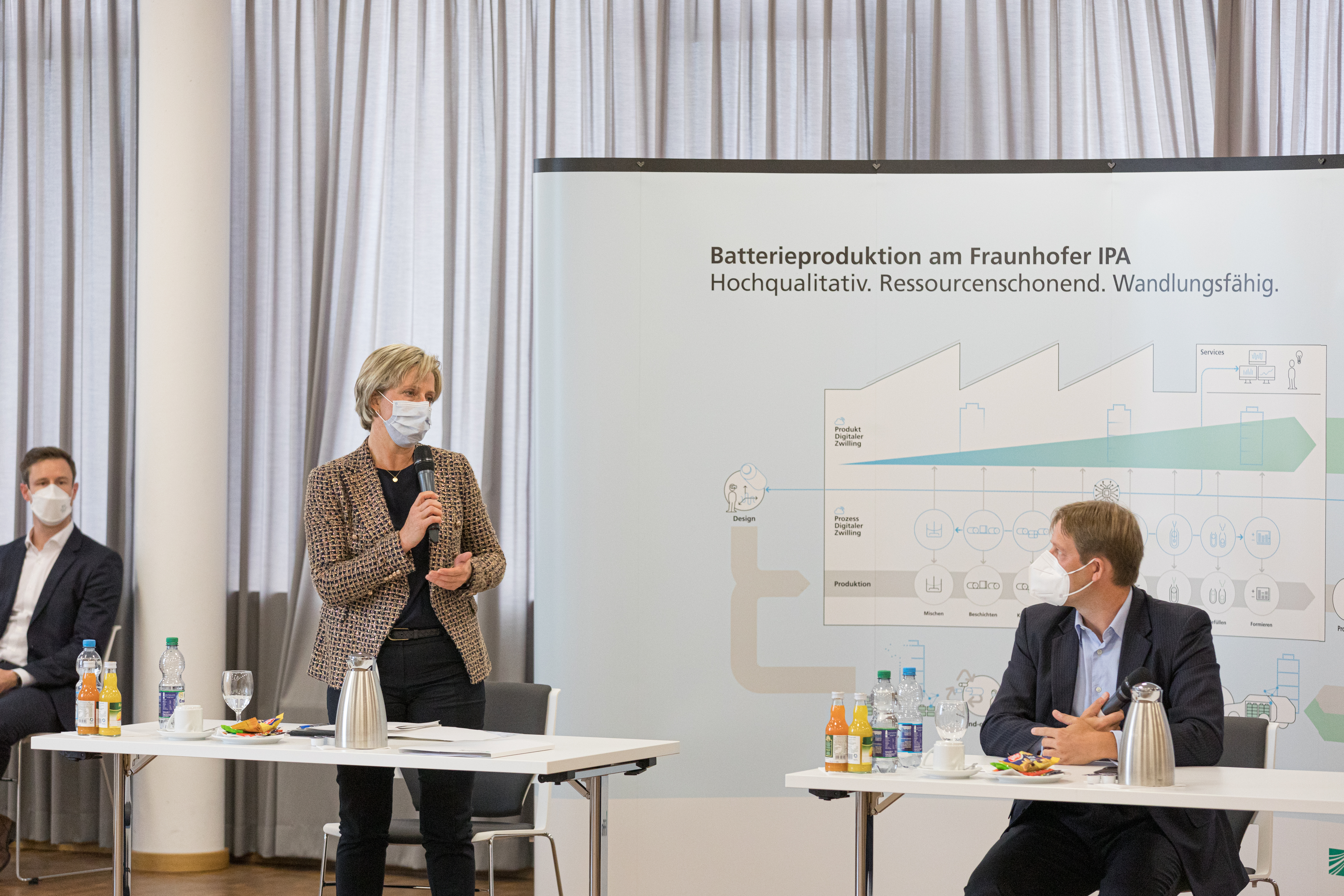 Wirtschaftsministerin Dr. Nicole Hoffmeister-Kraut und IPA-Institutsleiter Professor Alexander Sauer auf dem gemeinsamen Weg hin zu einer digitalisierten Batteriezellenproduktion.