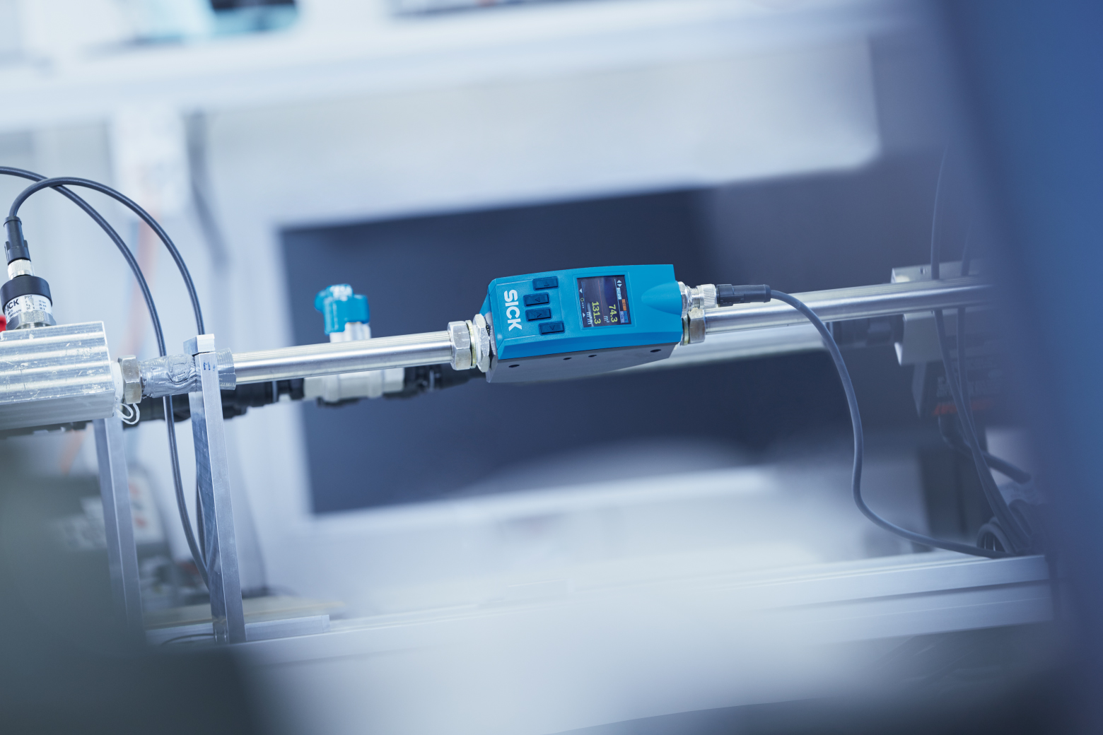 Für diesen Durchflusssensor entwickelt ein Forscher vom Fraunhofer IPA zusammen mit der SICK AG einen Leckage-Zusatzservice. Für diesen Durchflusssensor entwickelt ein Forscher vom Fraunhofer IPA zusammen mit der SICK AG einen Leckage-Zusatzservice.