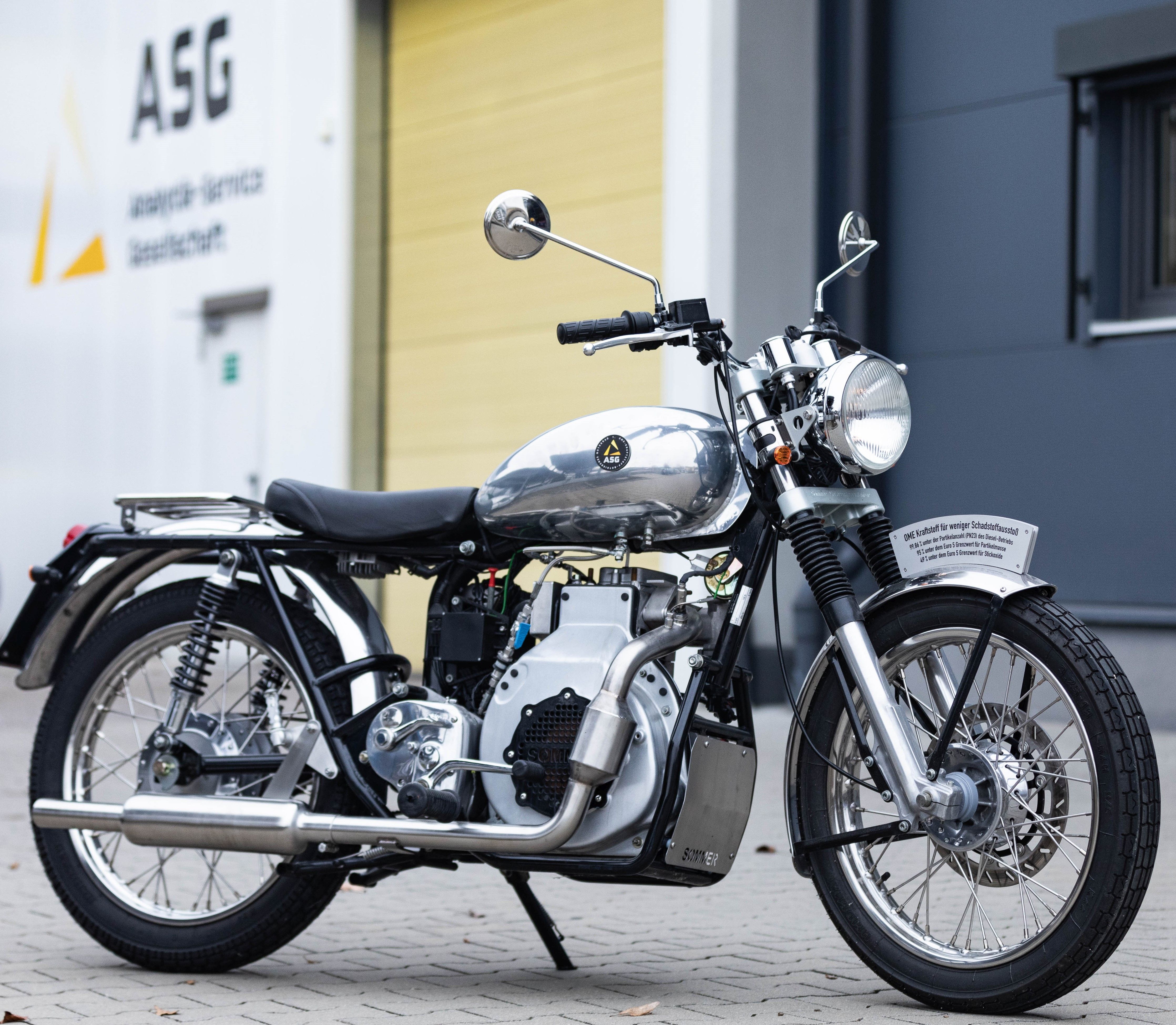 In einem adaptierten Dieselmotorrad der Firma Sommer Motorradmanufaktur wurde der OEM-Kraftstoff bereits erfolgreich getestet.