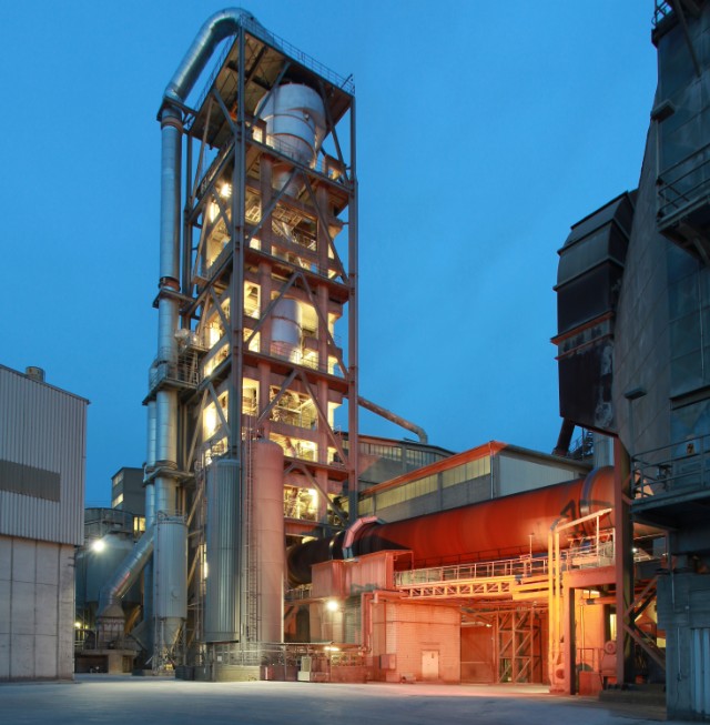 Das Verbundprojekt »CO2-Syn« zielt darauf ab, die Zementindustrie via Carbon Capture and Utilization (CCU) klimaneutral zu gestalten. Das Verbundprojekt »CO2-Syn« zielt darauf ab, die Zementindustrie via Carbon Capture and Utilization (CCU) klimaneutral zu gestalten.