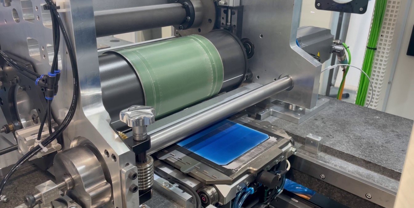 Rotationssiebdruck-Metallisierung eines Silicium-Wafers auf der Demonstrator-Anlage.